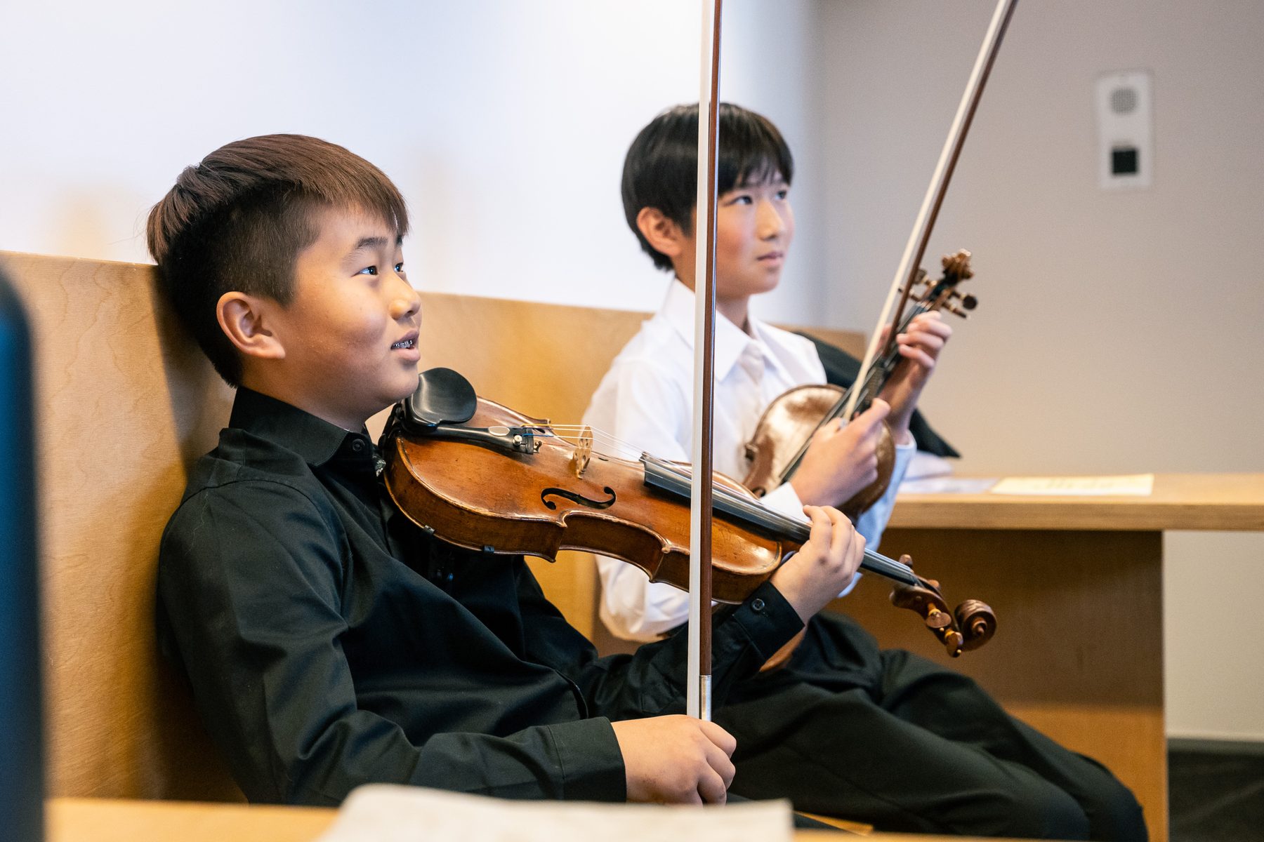 Twee jonge musici backstage voor hun optreden