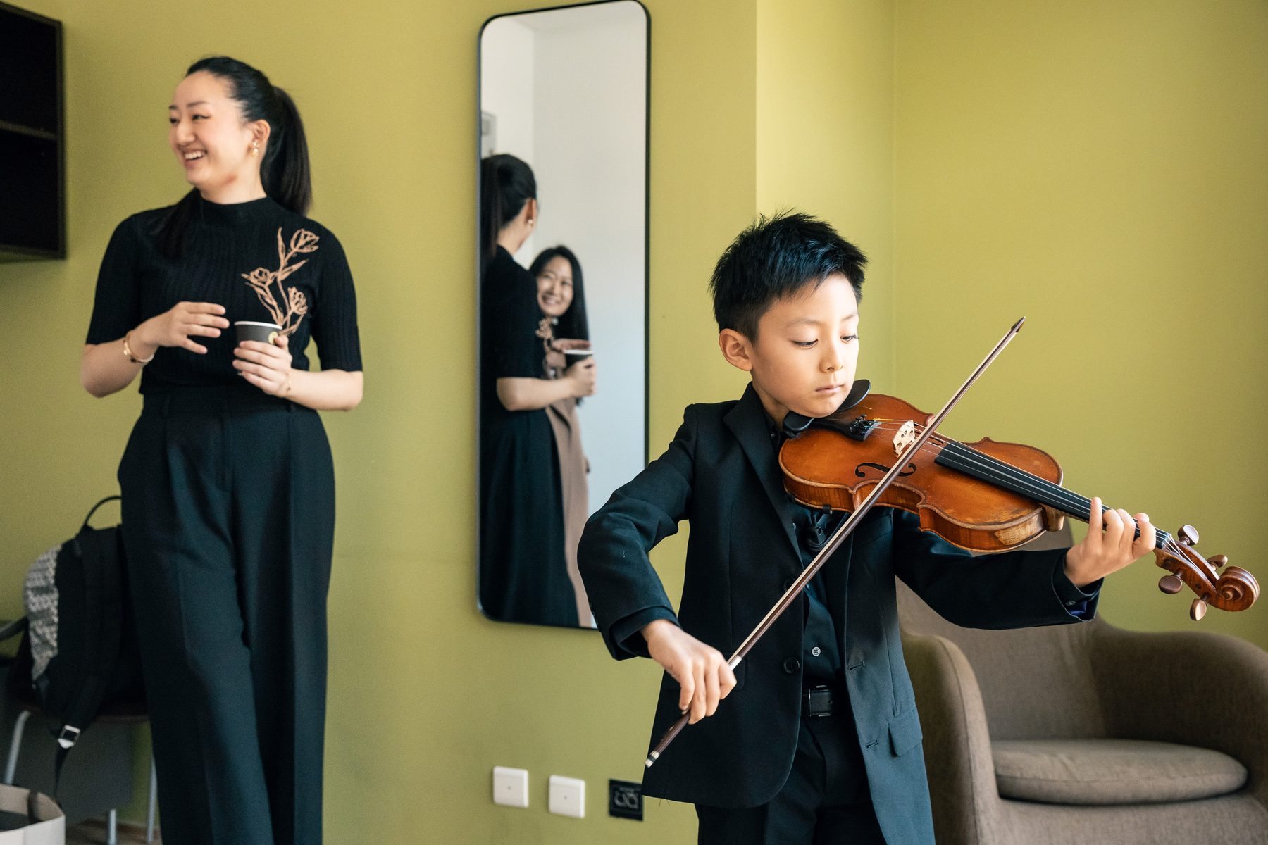 Karen Su backstage met een jonge violist