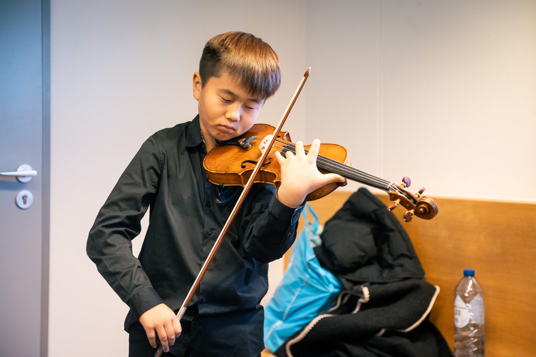 Jonge violist speelt zich warm voorafgaand aan een les