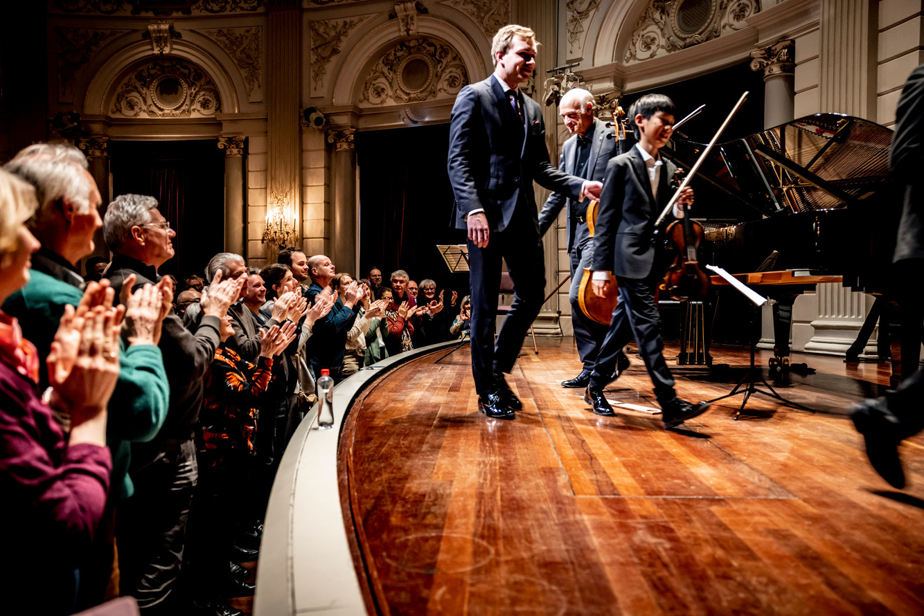 Jonge violist verlaat het podium na applaus