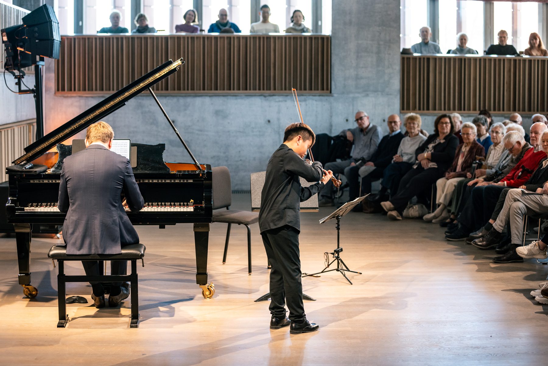 Jonge violist en Ruben Plazier in een moderne concertzaal
