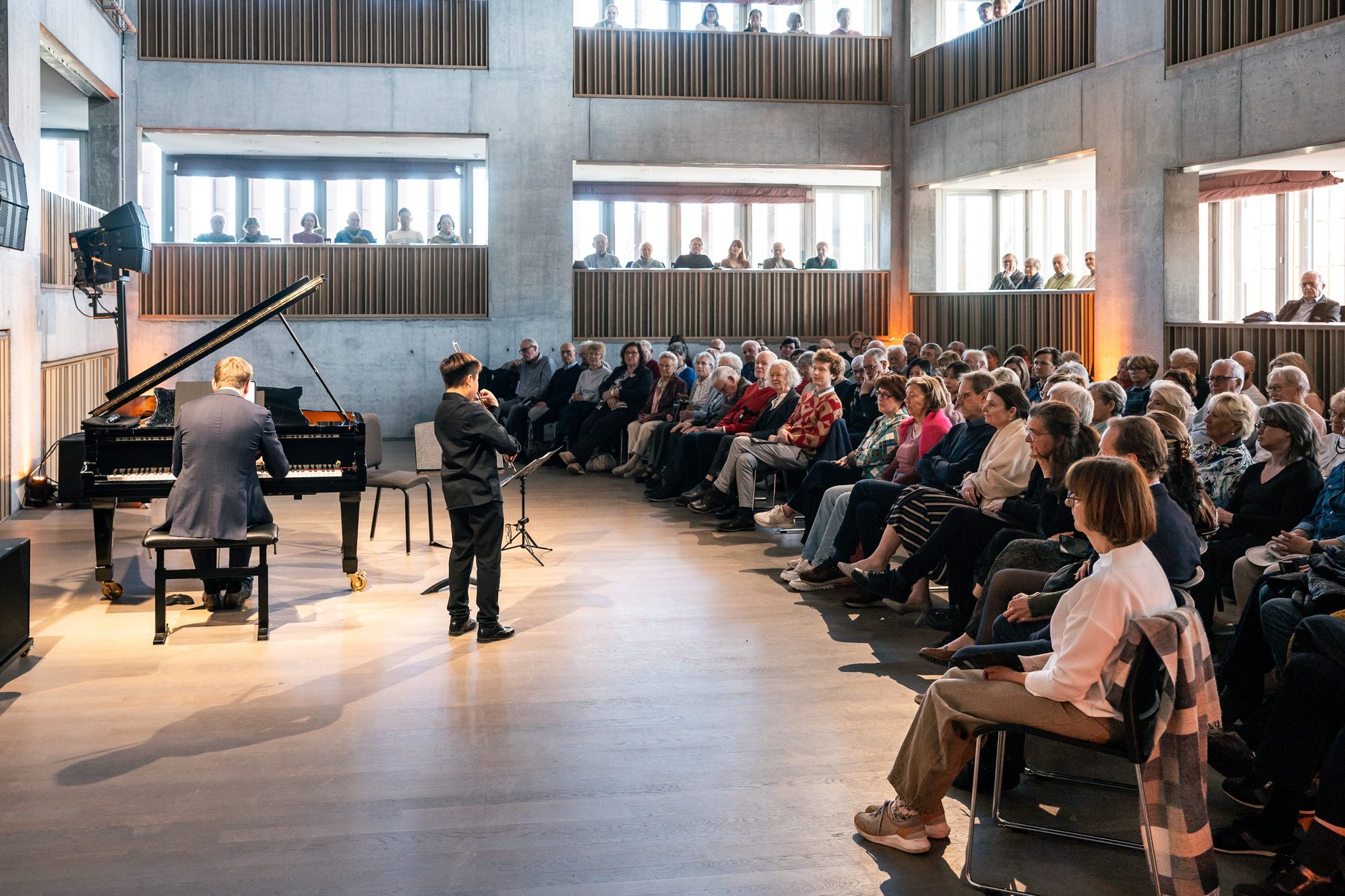 Jonge violist en Ruben Plazier in een moderne concertzaal