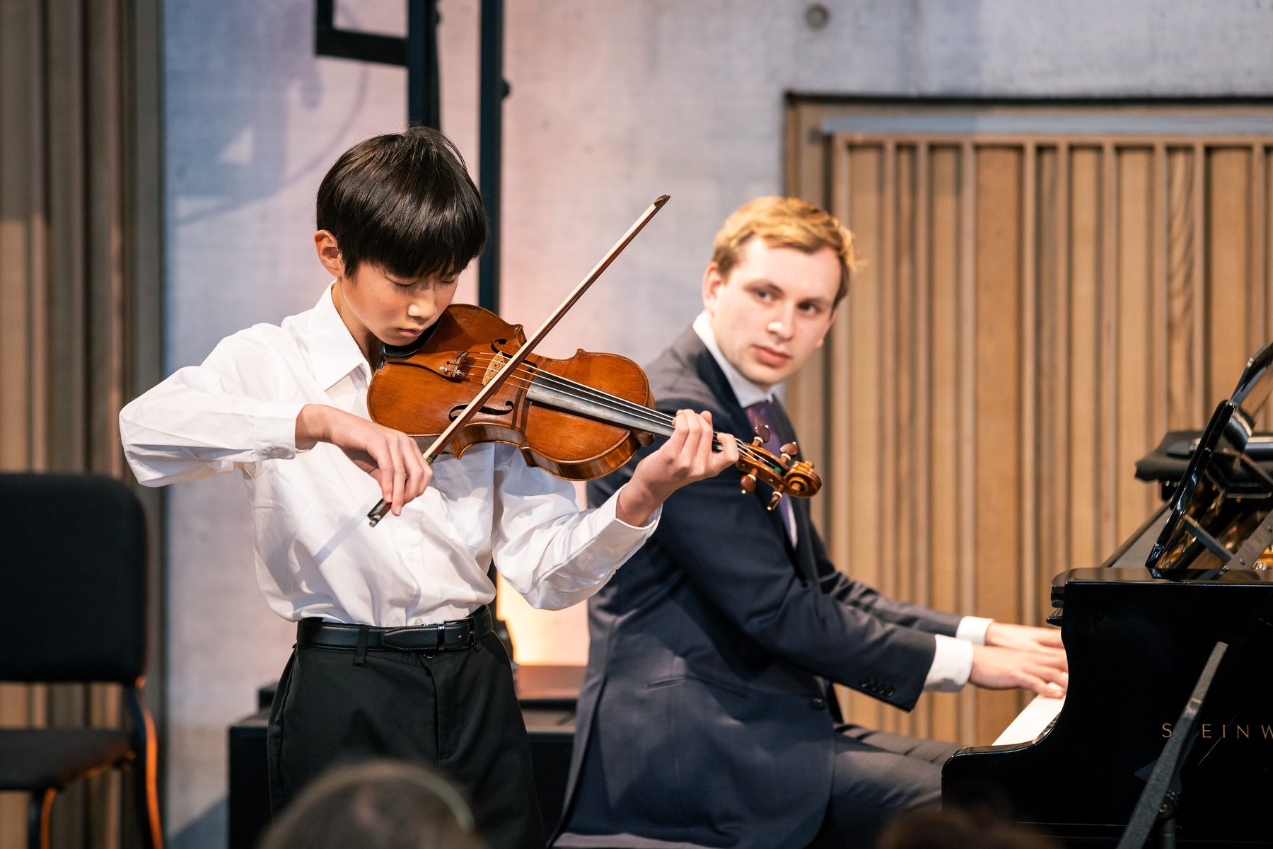 Jonge violist en Ruben Plazier in een concertzaal met houten wanden
