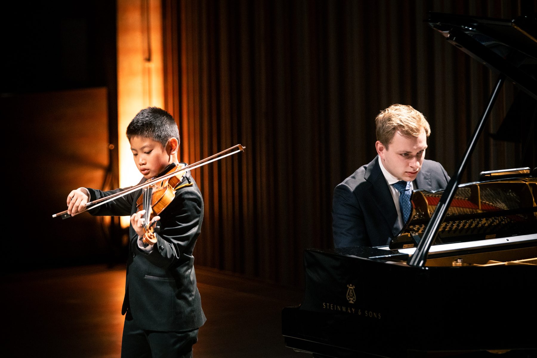 Jonge violist en Ruben Plazier onder dramatisch podiumlicht