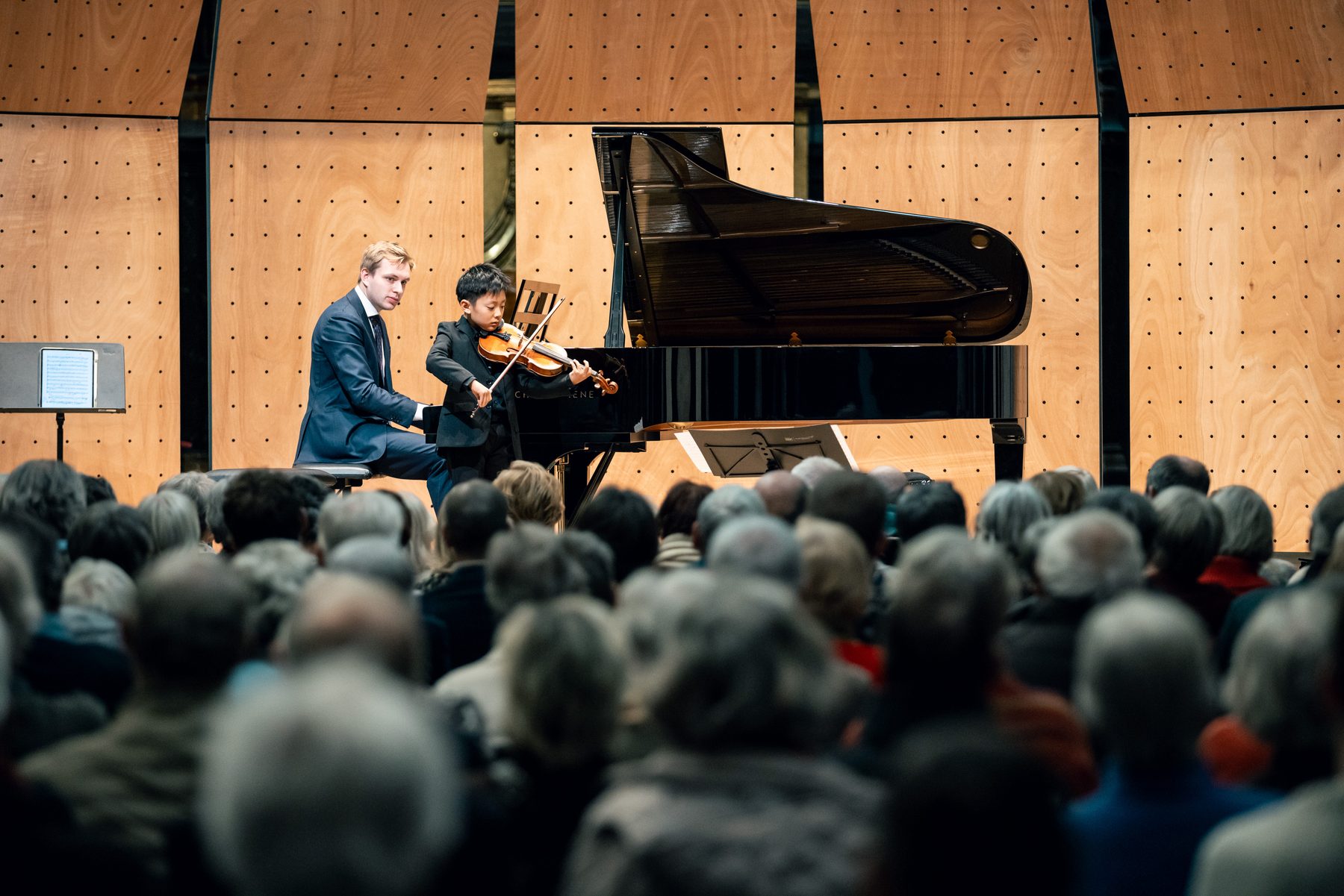 Jonge violist speelt samen met Ruben Plazier voor een volle zaal