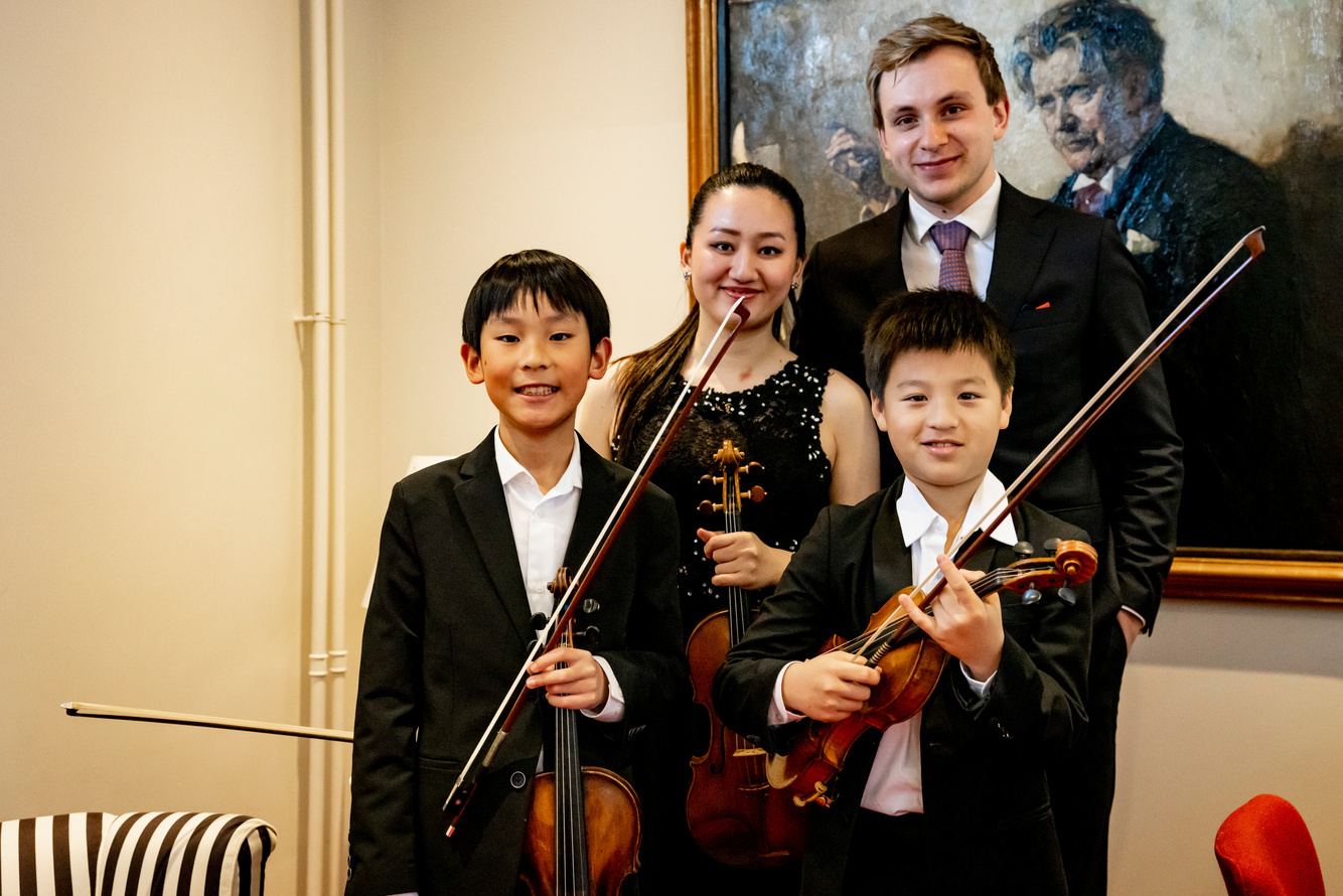 Karen Su en Ruben Plazier met leerlingen van de Academy