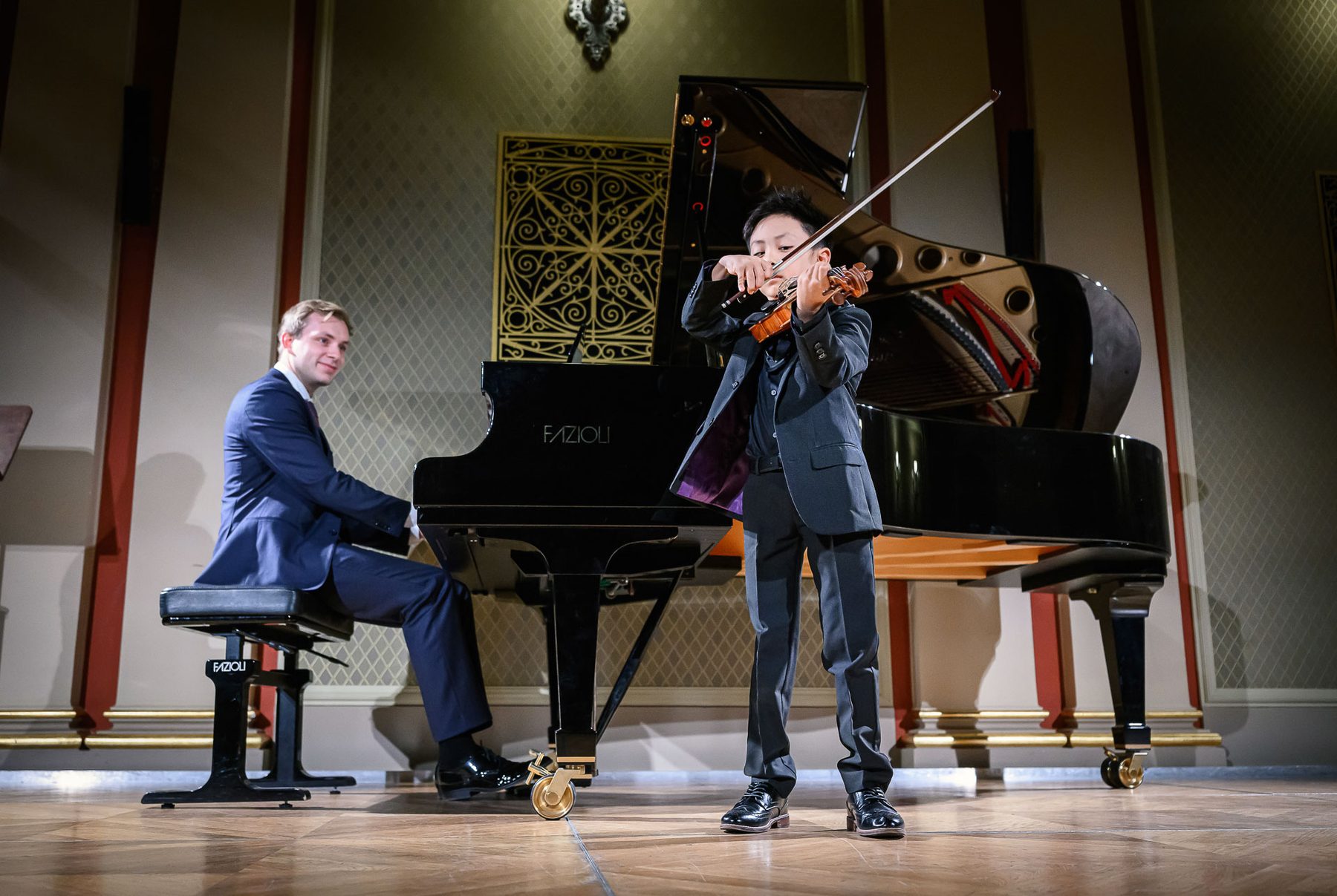 Jonge musicus tijdens een optreden bij de Experience Klassiek Academy