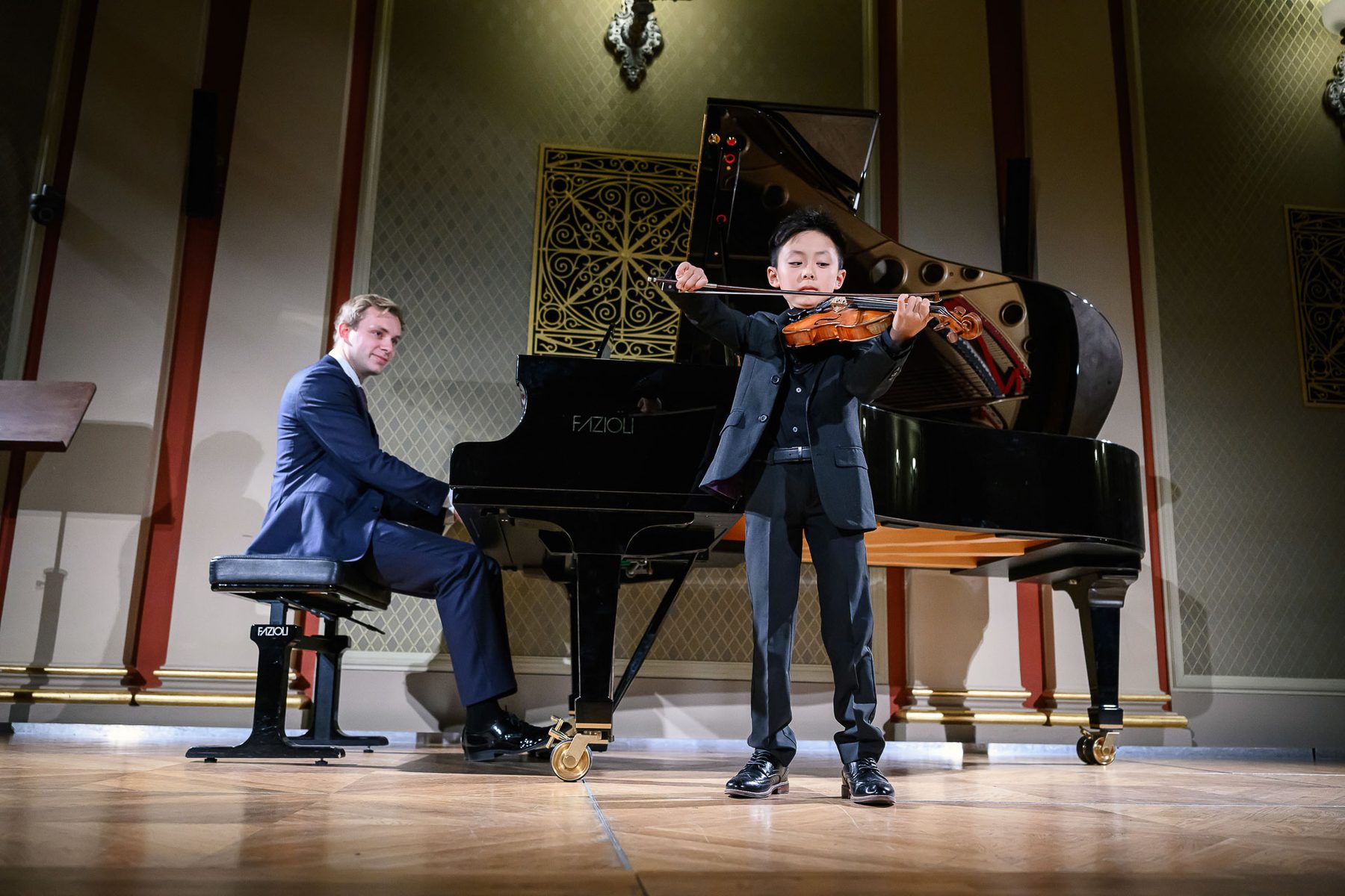 Jonge musicus tijdens een optreden bij de Experience Klassiek Academy