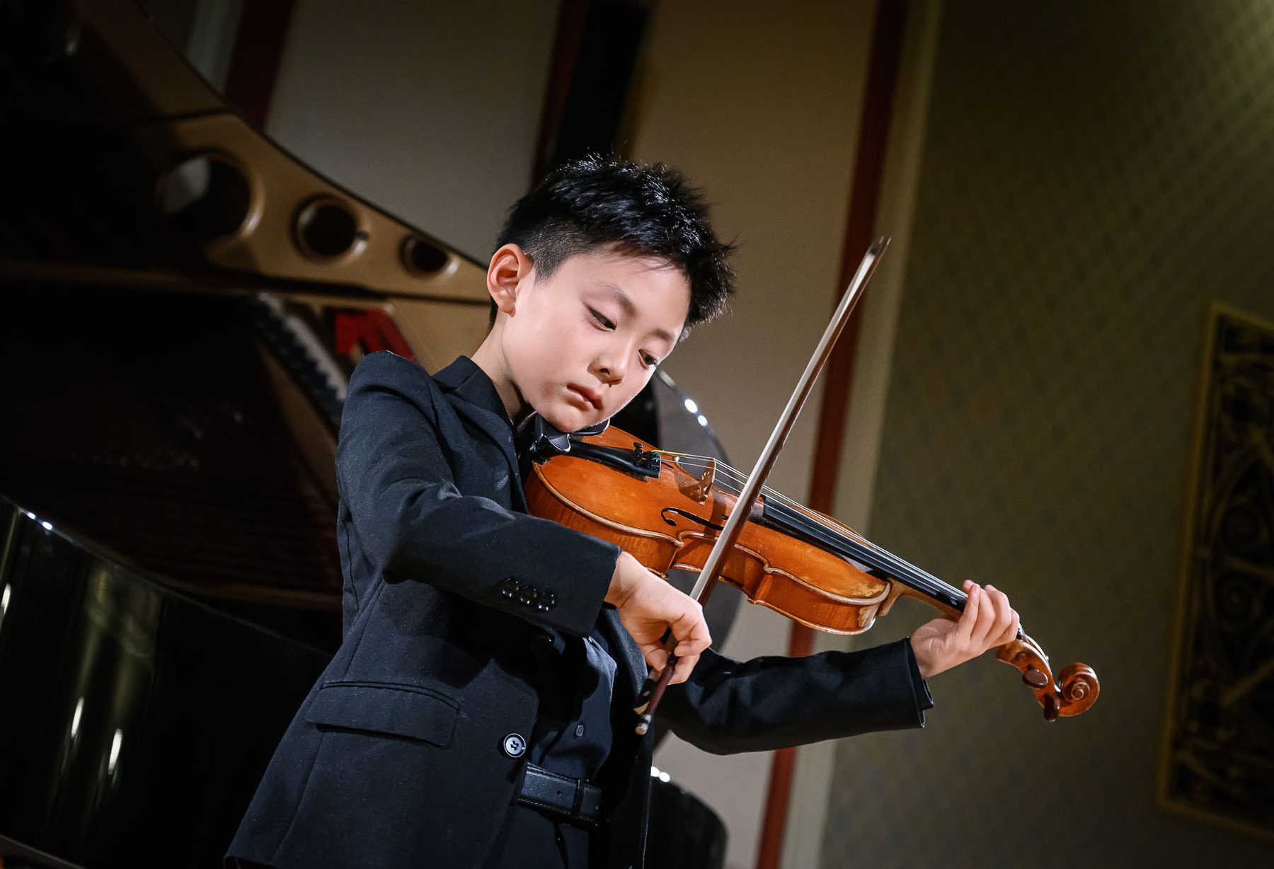 Jonge musicus tijdens een optreden bij de Experience Klassiek Academy