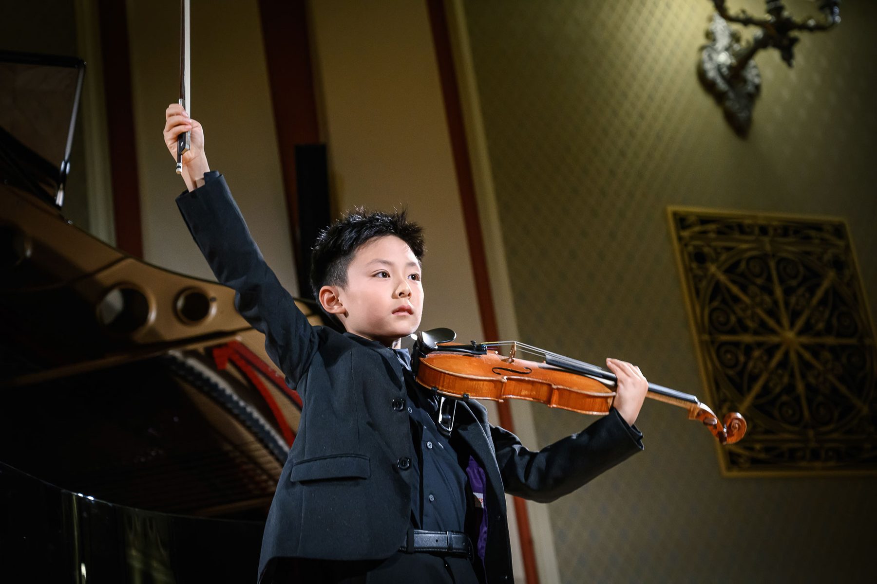 Aiden Luo tijdens een optreden