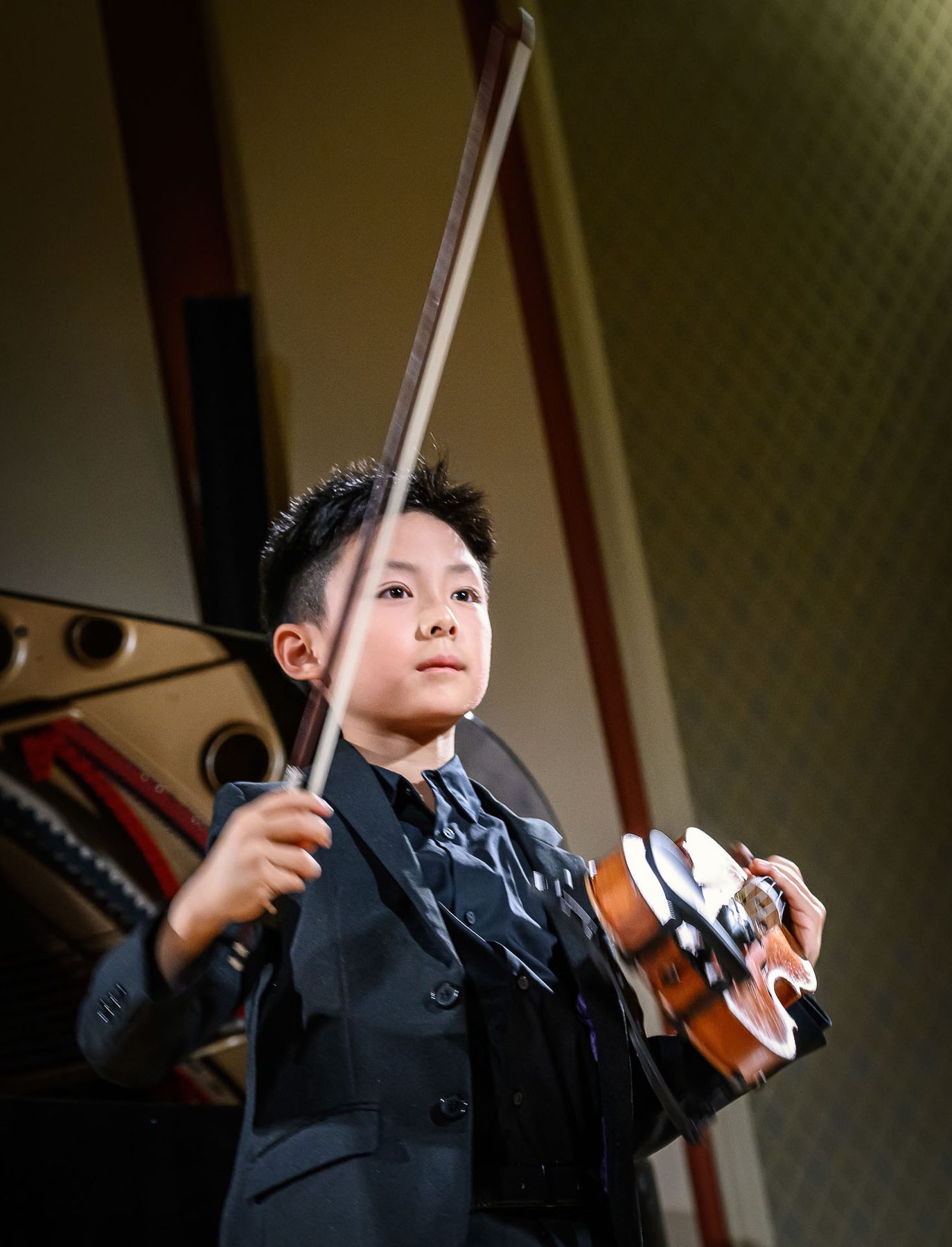 Jonge musicus tijdens een optreden bij de Experience Klassiek Academy