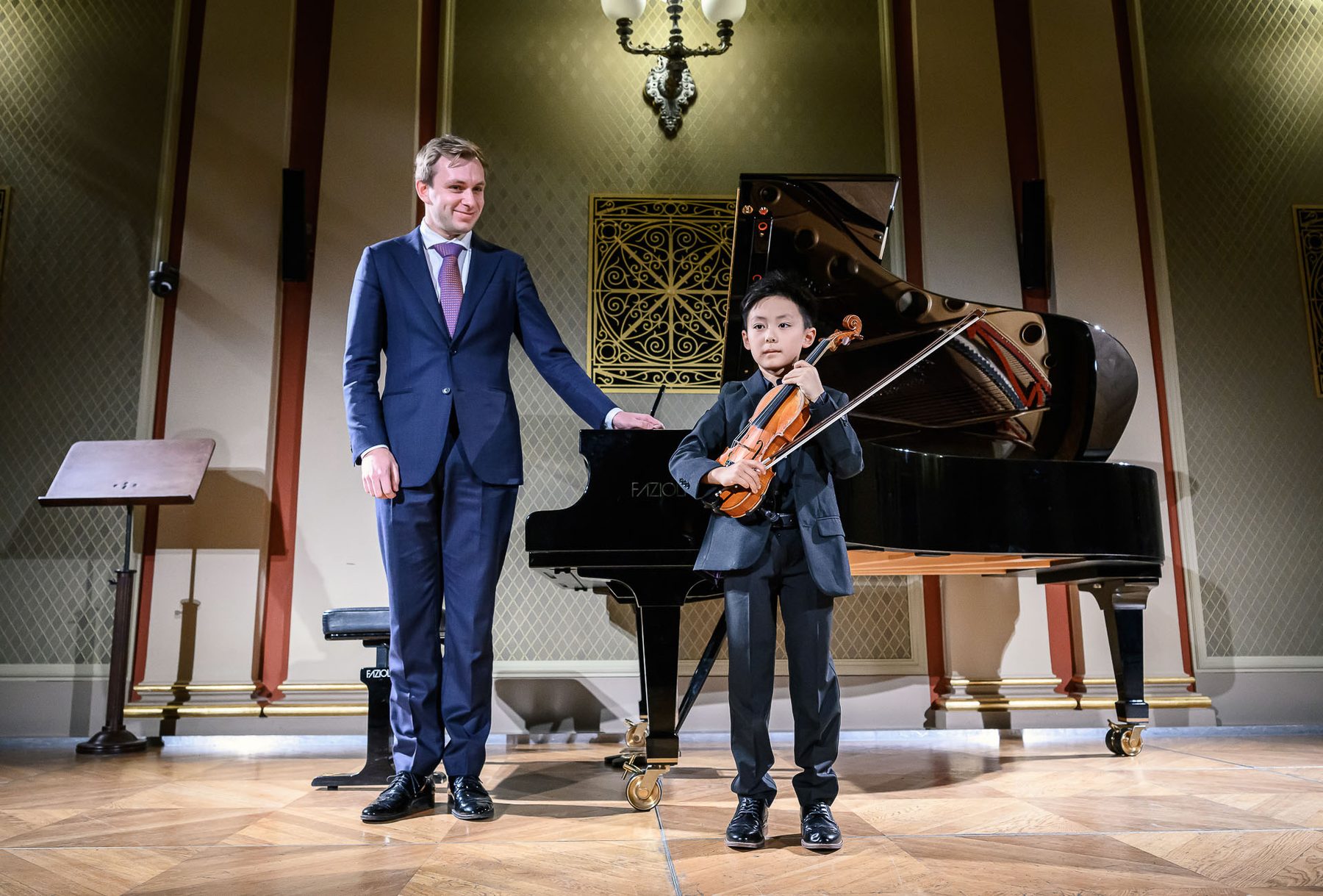 Jonge musicus tijdens een optreden bij de Experience Klassiek Academy