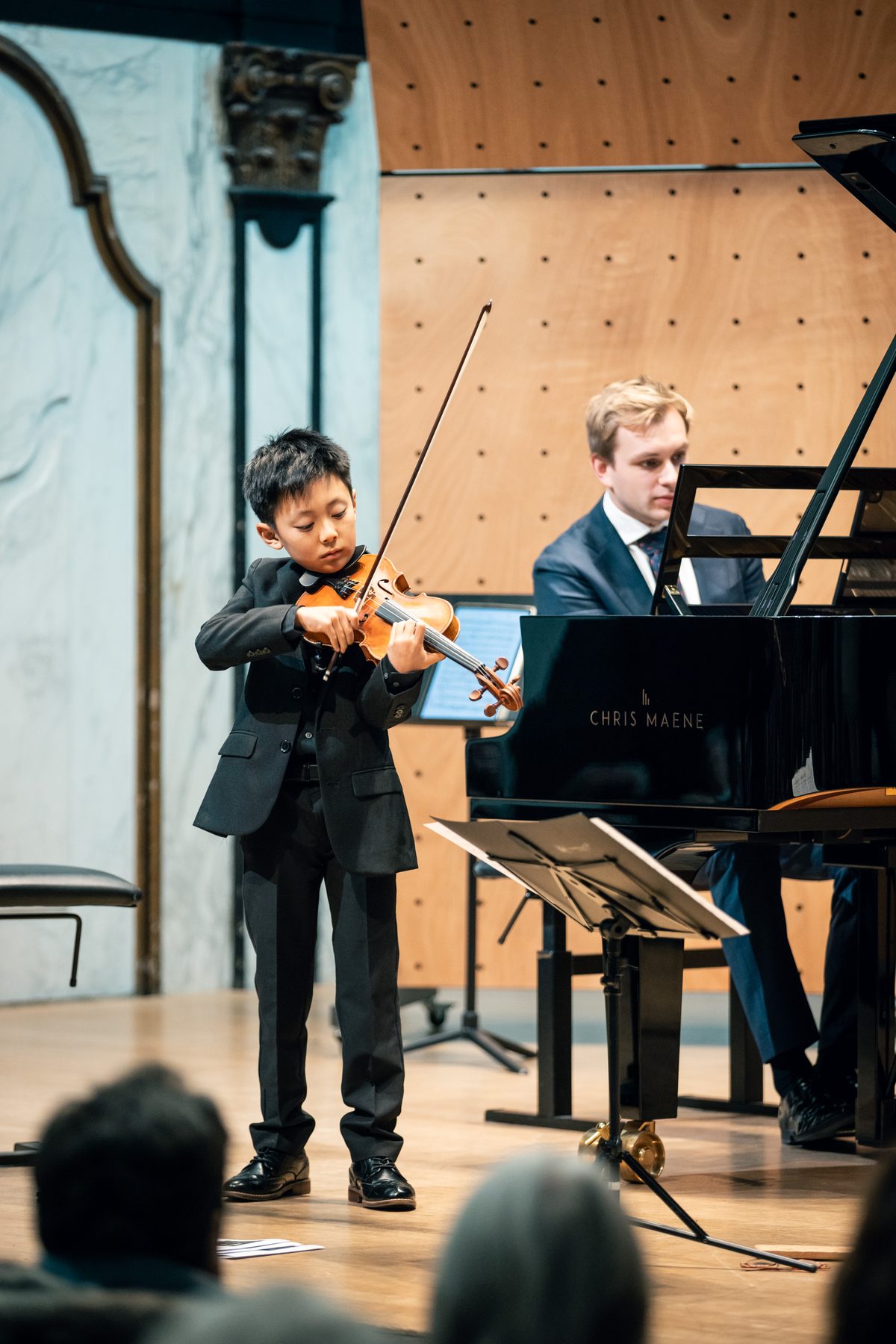 Jonge musicus tijdens een optreden bij de Experience Klassiek Academy