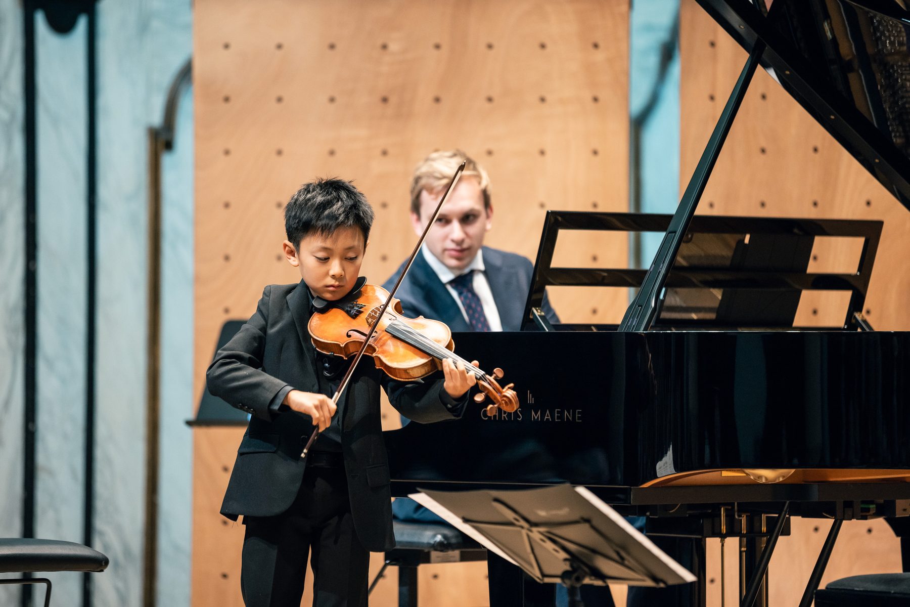 Jonge musicus tijdens een optreden bij de Experience Klassiek Academy