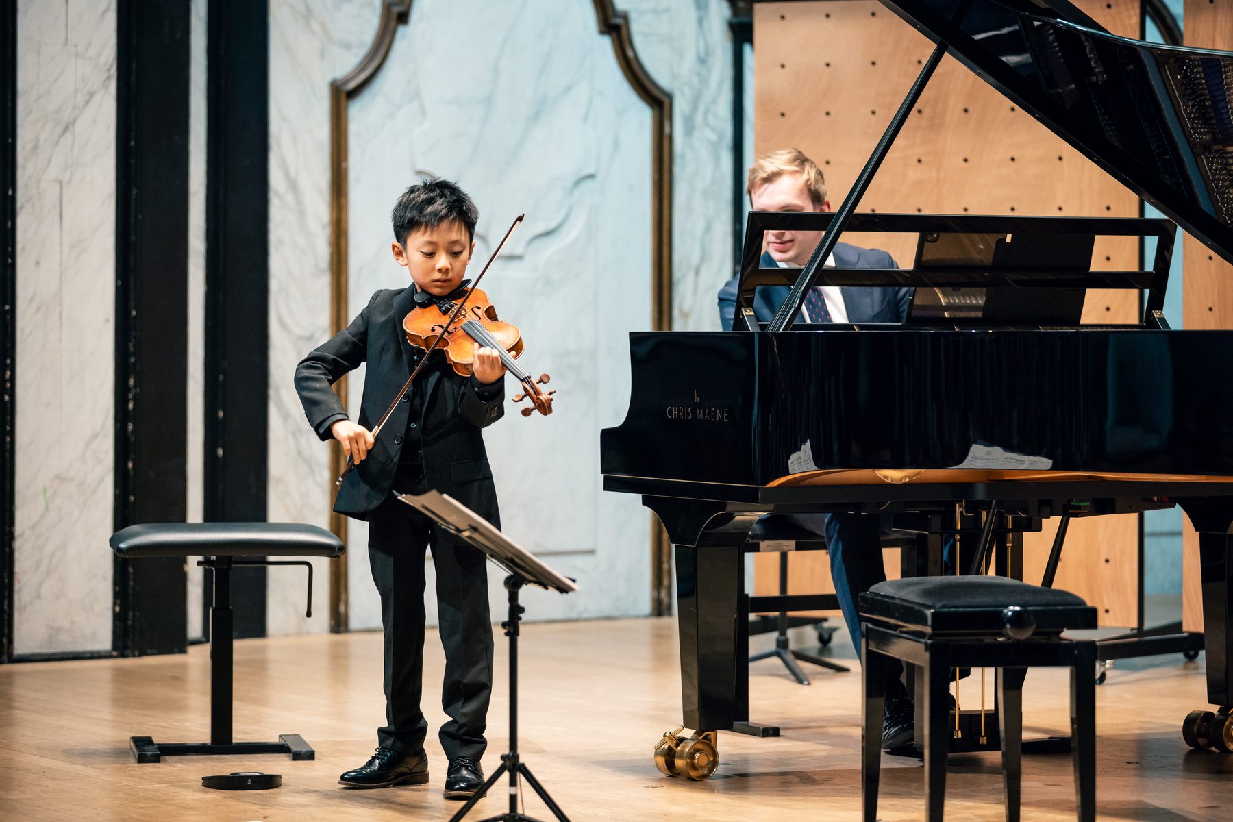 Jonge musicus tijdens een optreden bij de Experience Klassiek Academy
