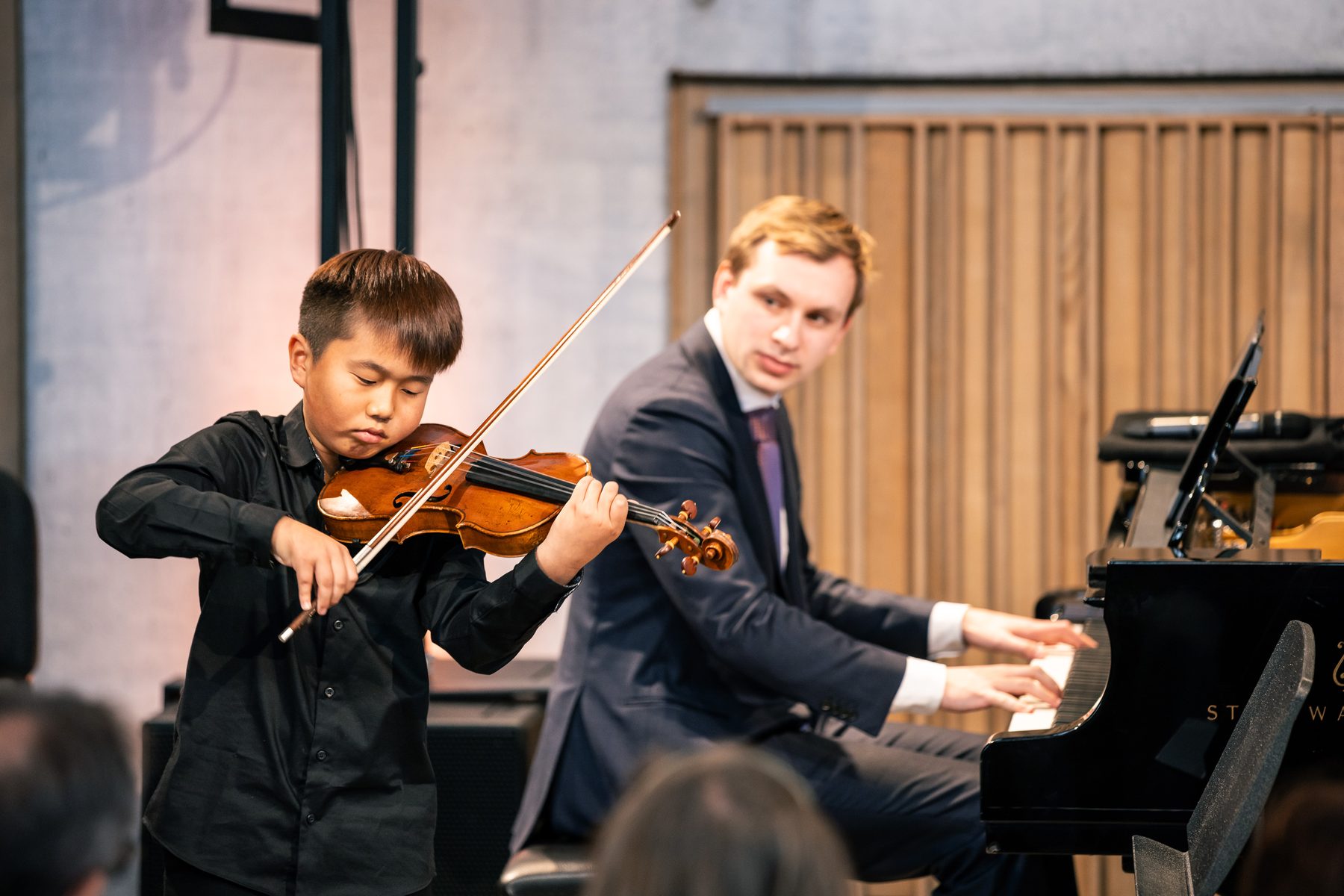 Jonge musicus tijdens een optreden bij de Experience Klassiek Academy