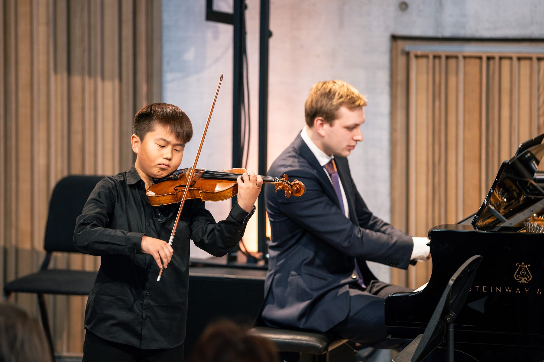 Jonge musicus tijdens een optreden bij de Experience Klassiek Academy