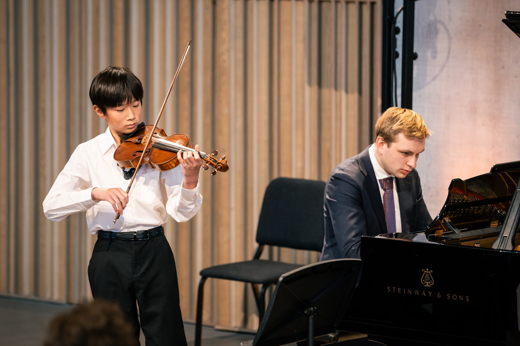 Jonge musicus tijdens een optreden bij de Experience Klassiek Academy