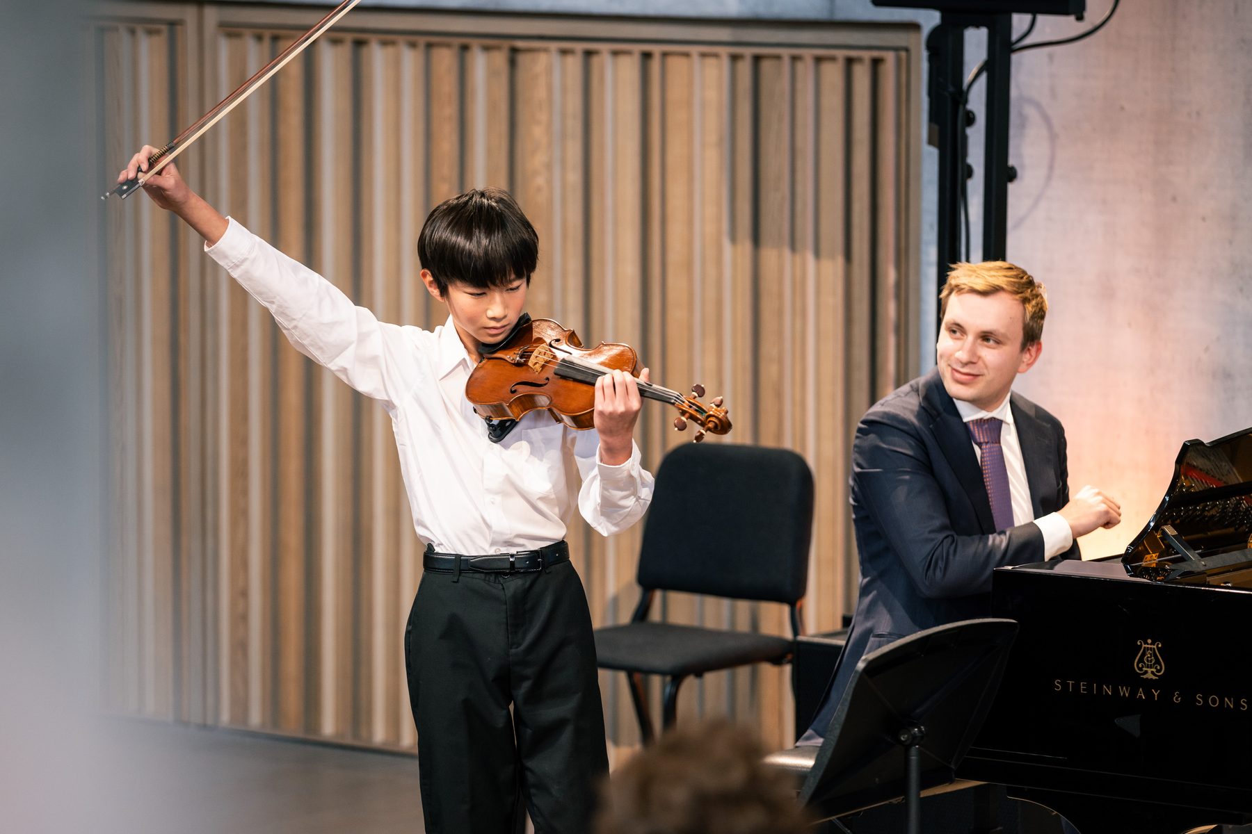 Jonge musicus tijdens een optreden bij de Experience Klassiek Academy