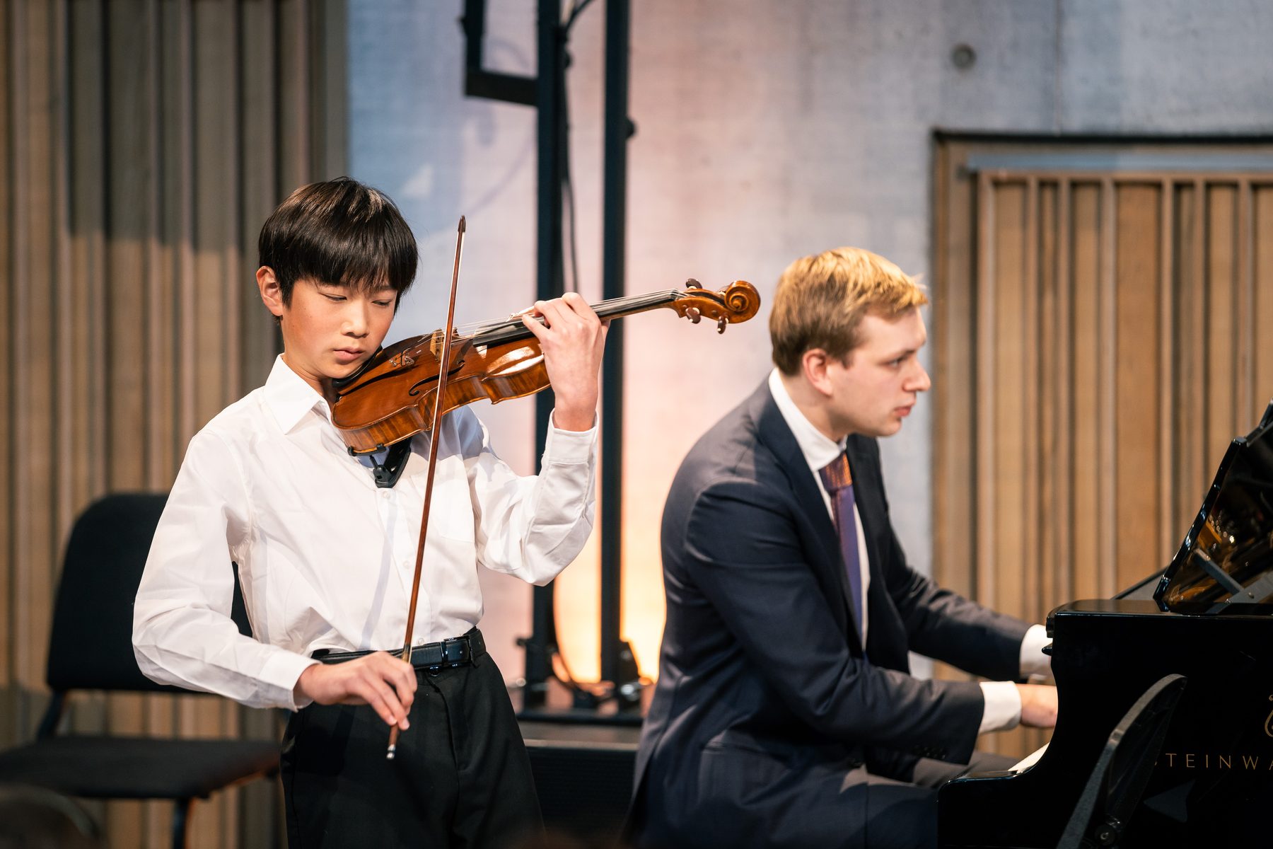 Jonge musicus tijdens een optreden bij de Experience Klassiek Academy
