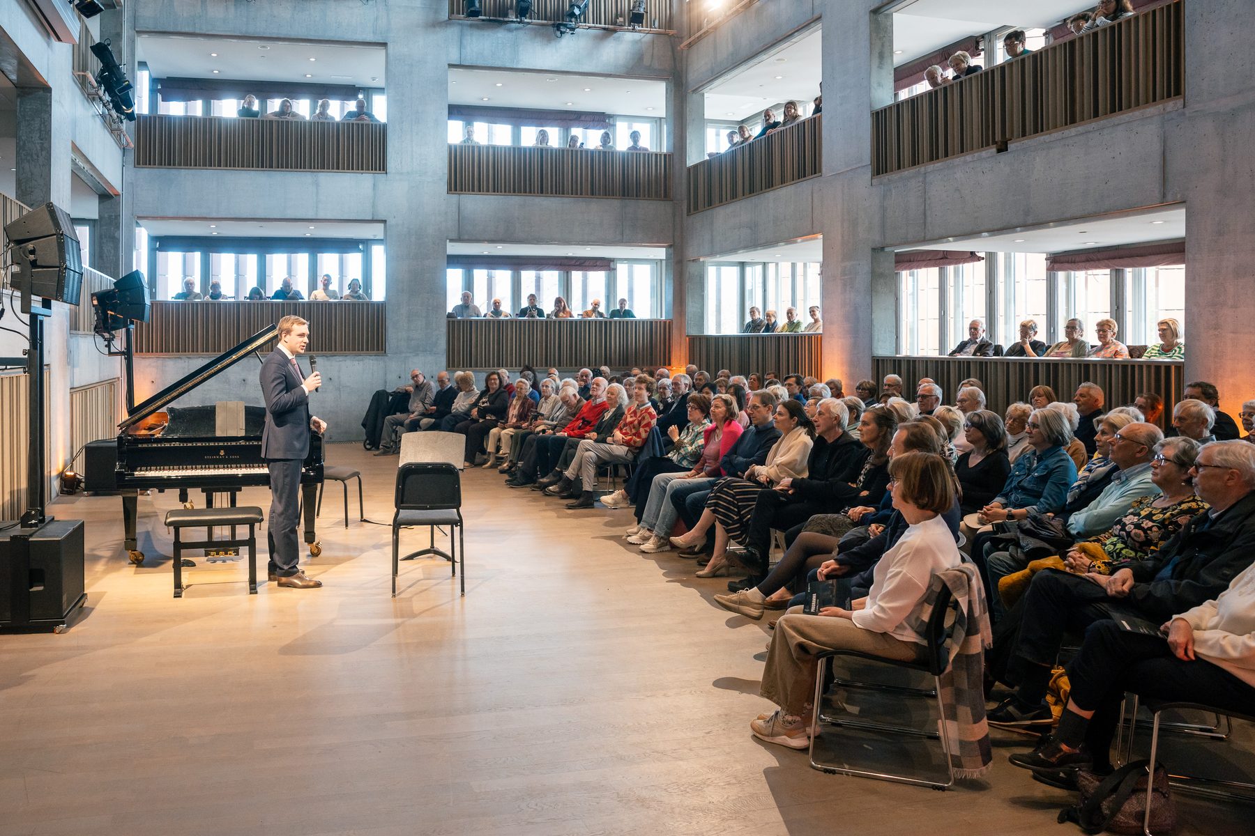 Jonge musicus tijdens een optreden bij de Experience Klassiek Academy
