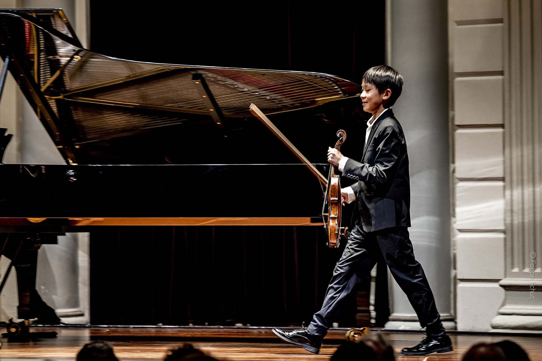 Jonge musicus tijdens een optreden bij de Experience Klassiek Academy