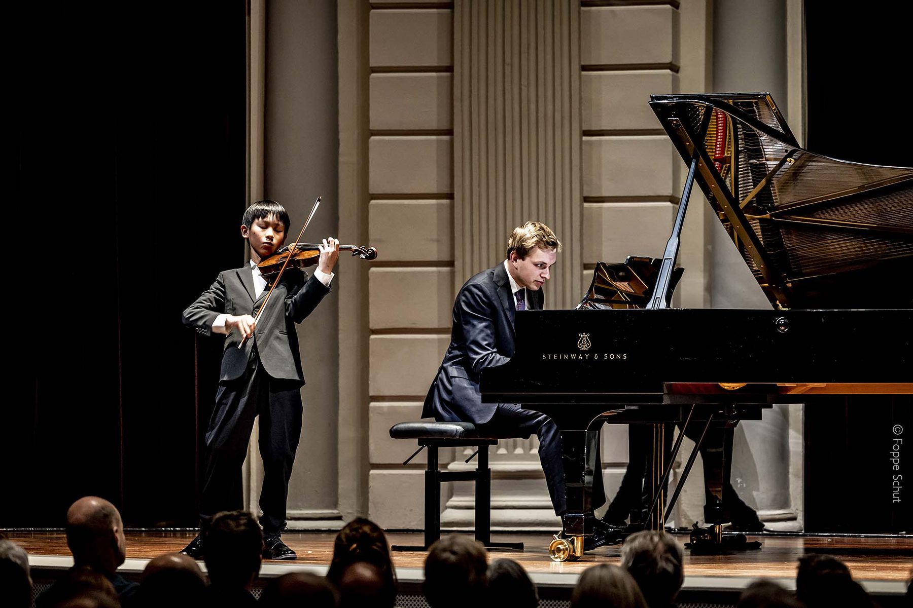 Jonge musicus tijdens een optreden bij de Experience Klassiek Academy