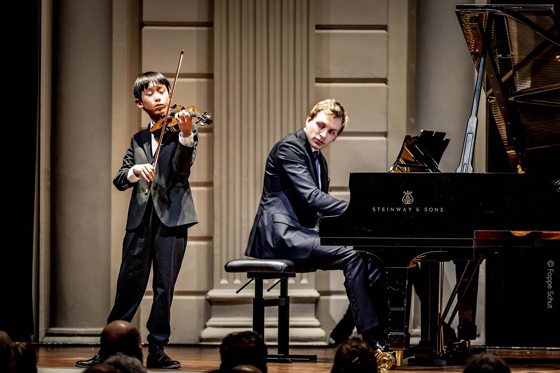 Jonge musicus tijdens een optreden bij de Experience Klassiek Academy
