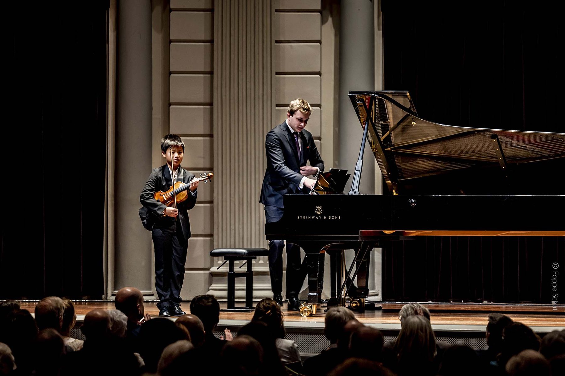 Jonge musicus tijdens een optreden bij de Experience Klassiek Academy