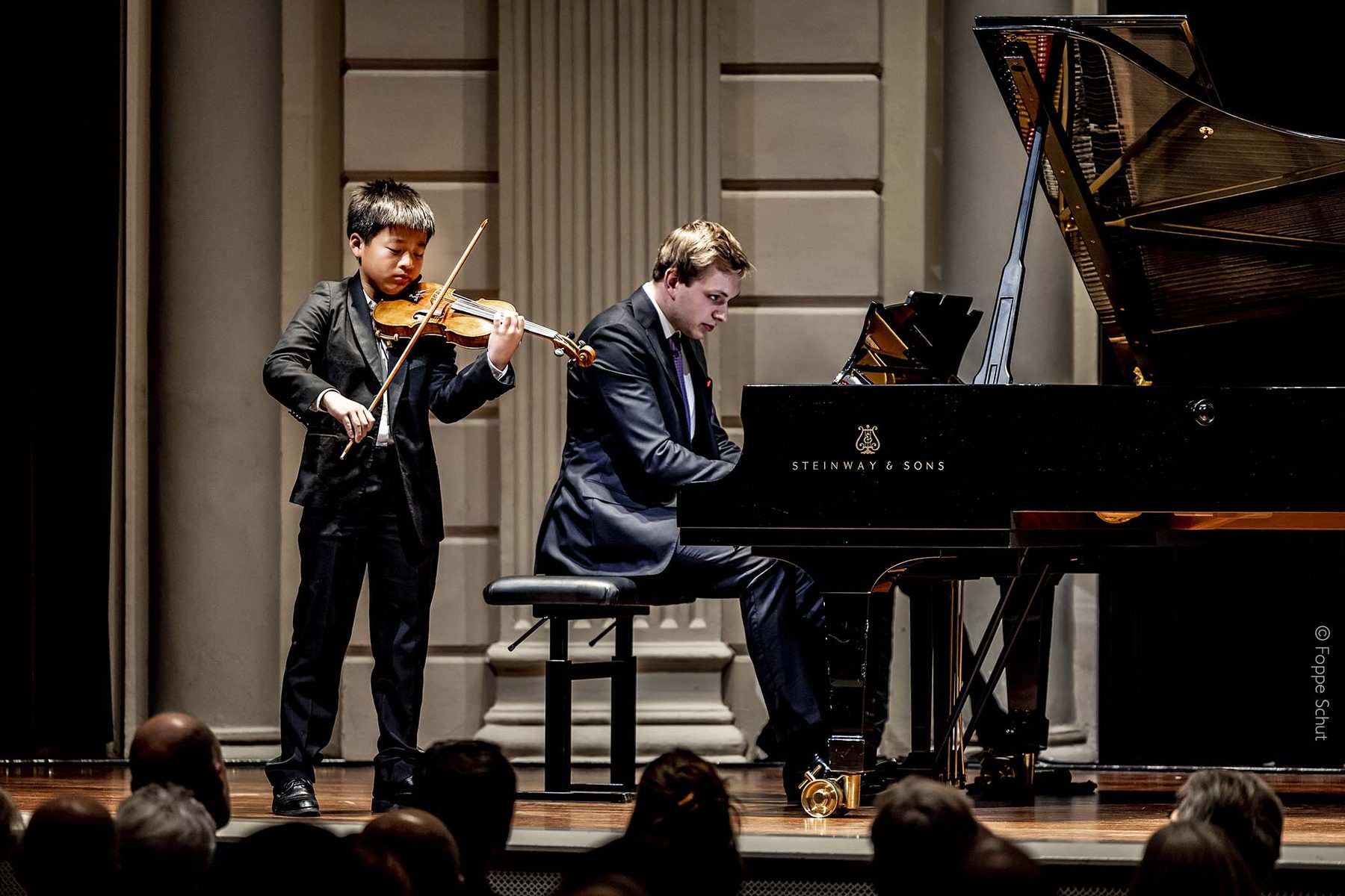 Jonge musicus tijdens een optreden bij de Experience Klassiek Academy