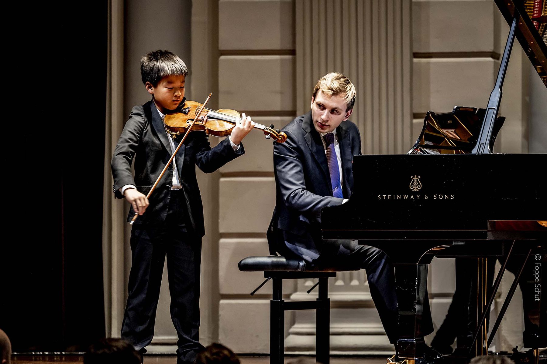 Jonge musicus tijdens een optreden bij de Experience Klassiek Academy