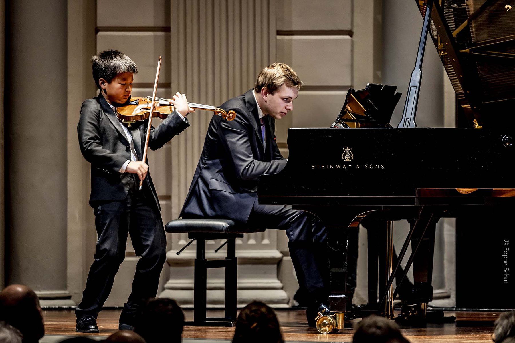 Jonge musicus tijdens een optreden bij de Experience Klassiek Academy