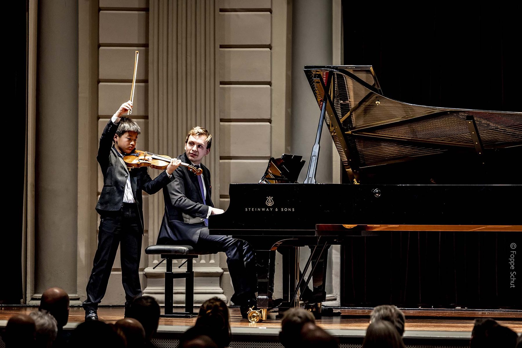 Jonge musicus tijdens een optreden bij de Experience Klassiek Academy