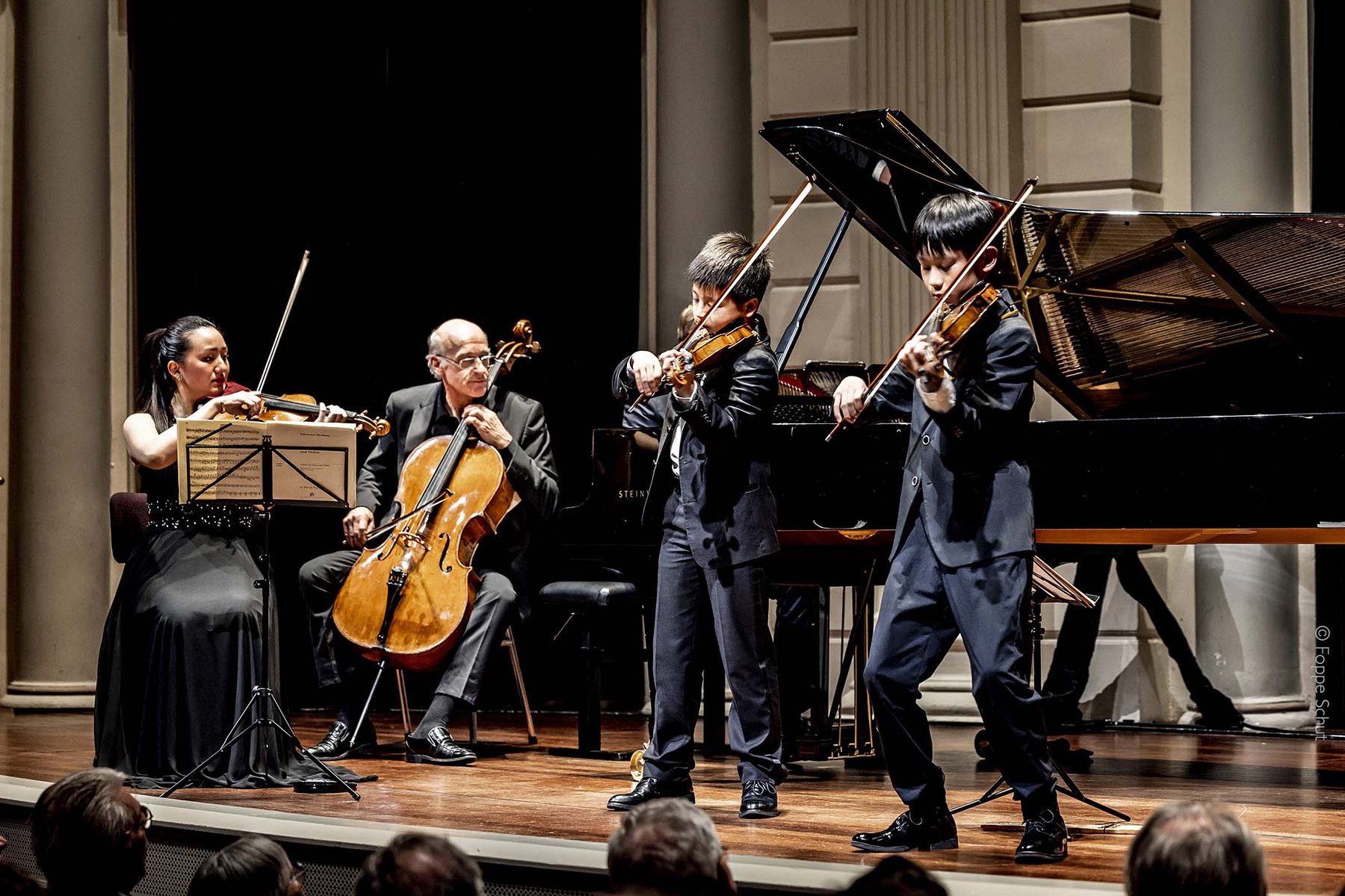 Jonge musicus tijdens een optreden bij de Experience Klassiek Academy
