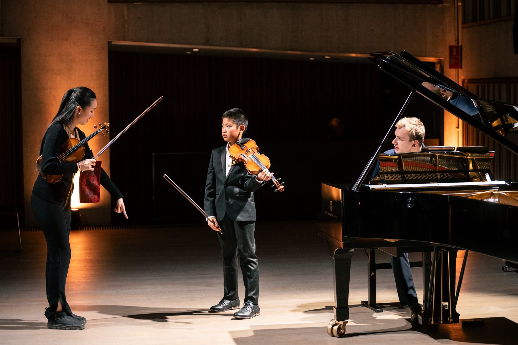 Jonge musicus tijdens een optreden bij de Experience Klassiek Academy