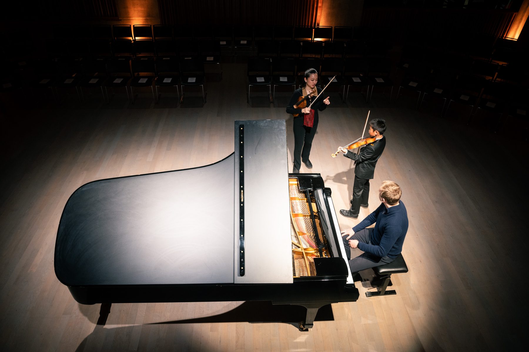 Jonge musicus tijdens een optreden bij de Experience Klassiek Academy