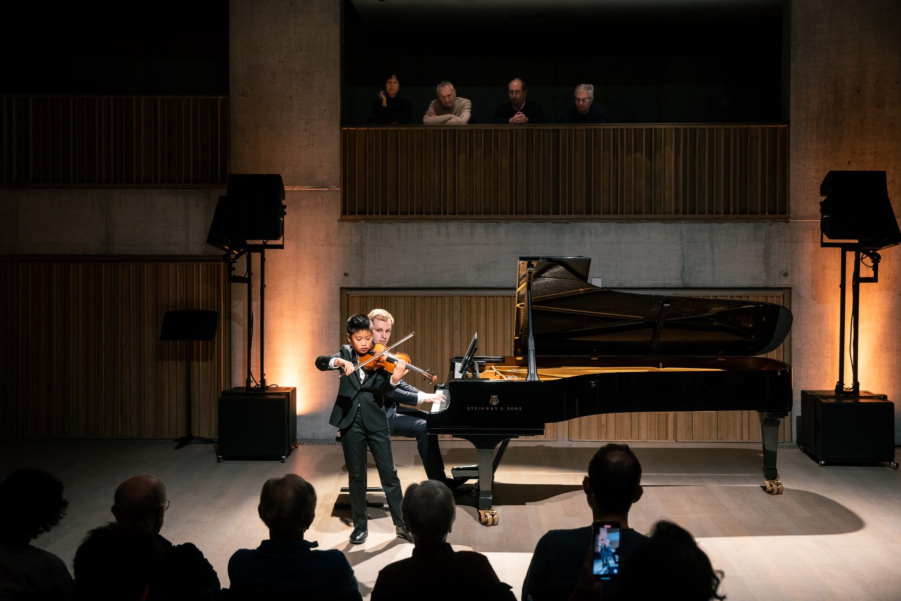 Jonge musicus tijdens een optreden bij de Experience Klassiek Academy