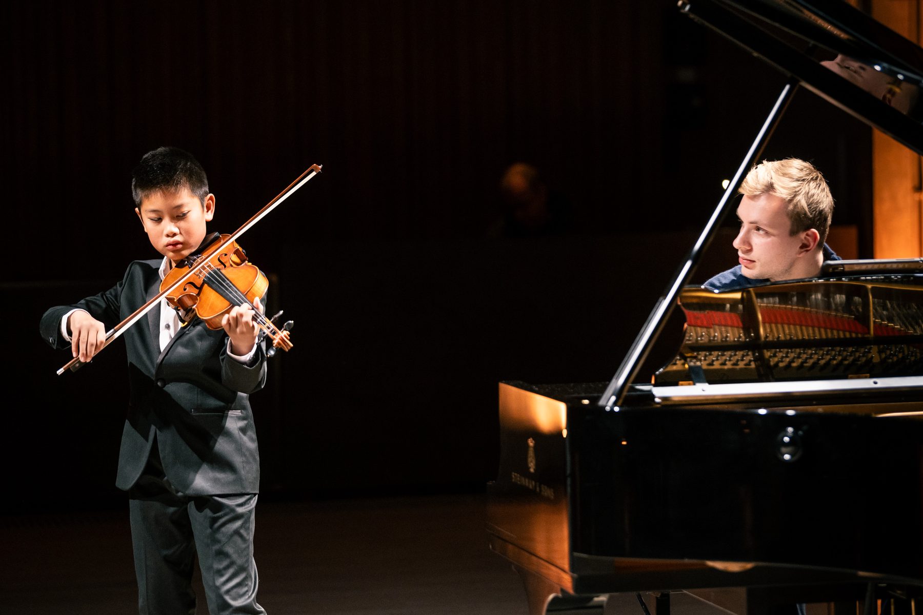 Jonge musicus tijdens een optreden bij de Experience Klassiek Academy