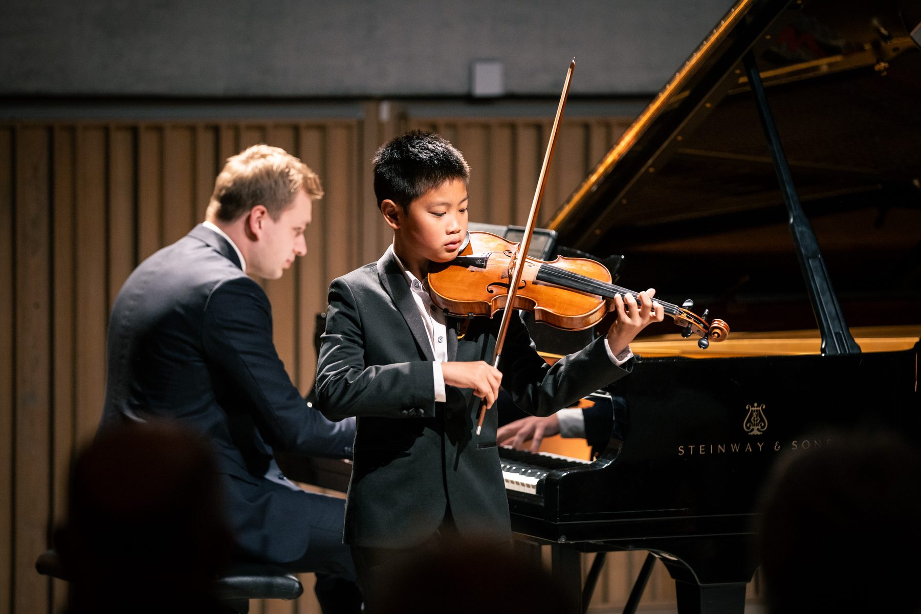 Jonge musicus tijdens een optreden bij de Experience Klassiek Academy