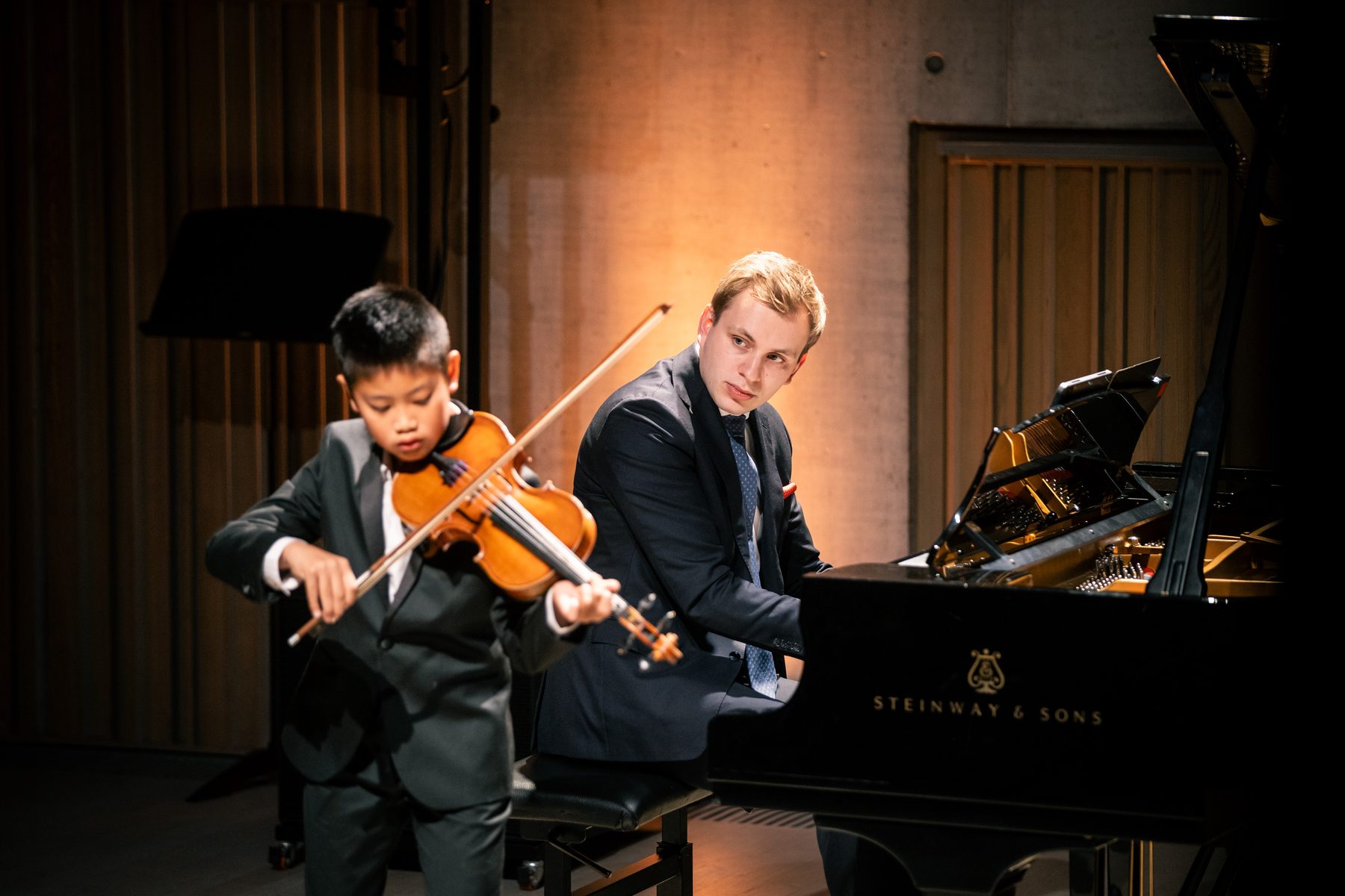 Jonge musicus tijdens een optreden bij de Experience Klassiek Academy
