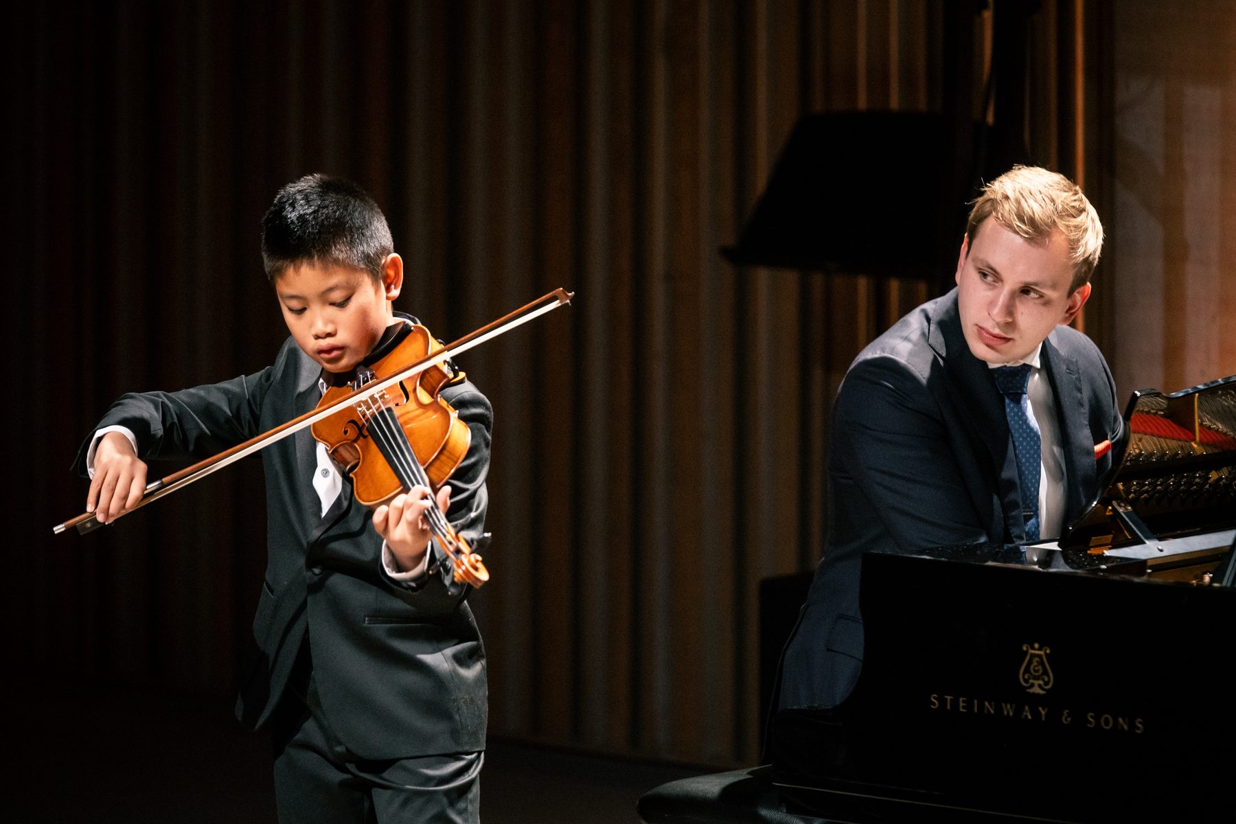Jonge musicus tijdens een optreden bij de Experience Klassiek Academy