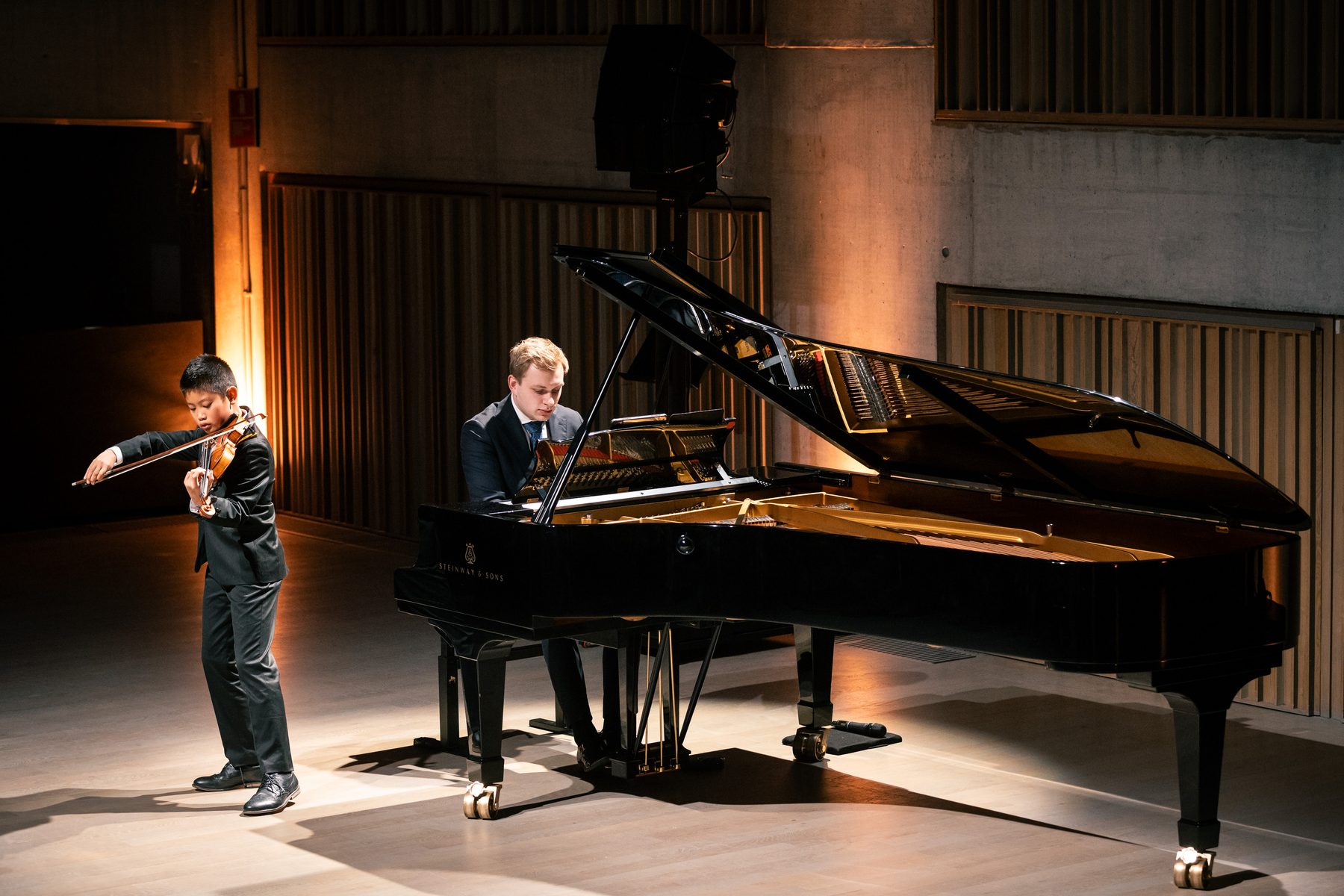 Jonge musicus tijdens een optreden bij de Experience Klassiek Academy