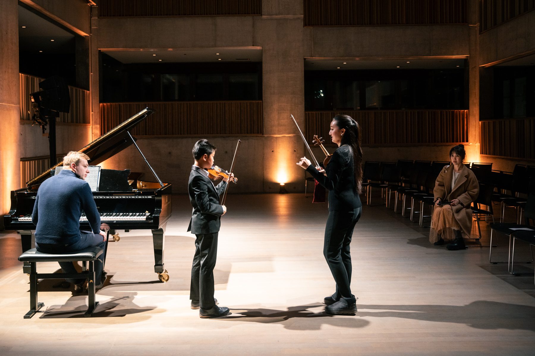 Jonge musicus tijdens een optreden bij de Experience Klassiek Academy