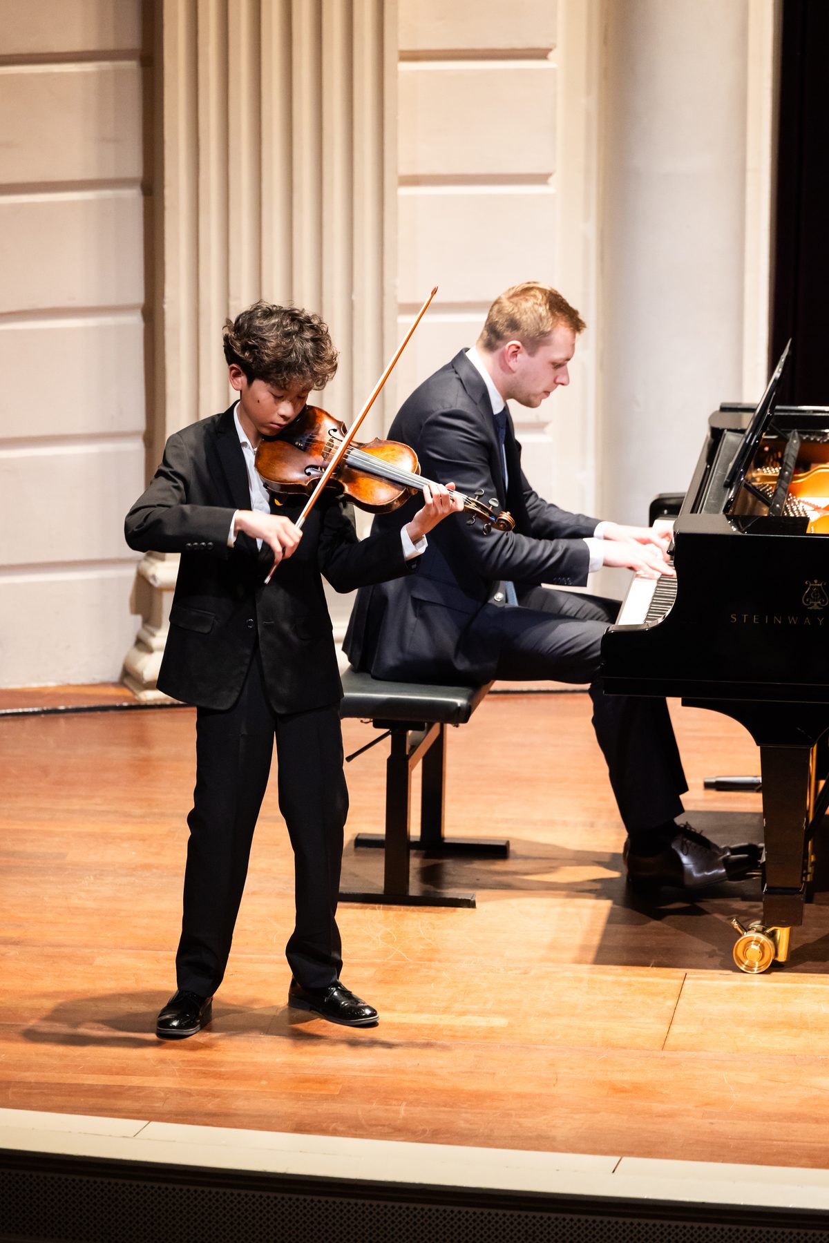 Jonge musicus tijdens een optreden bij de Experience Klassiek Academy