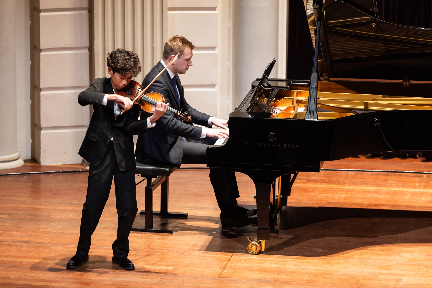 Jonge musicus tijdens een optreden bij de Experience Klassiek Academy