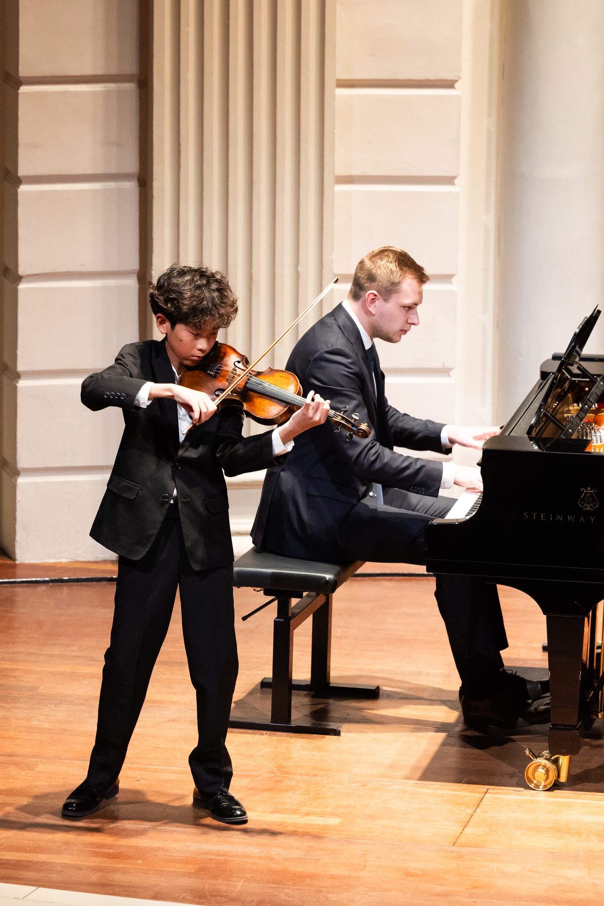 Jonge musicus tijdens een optreden bij de Experience Klassiek Academy