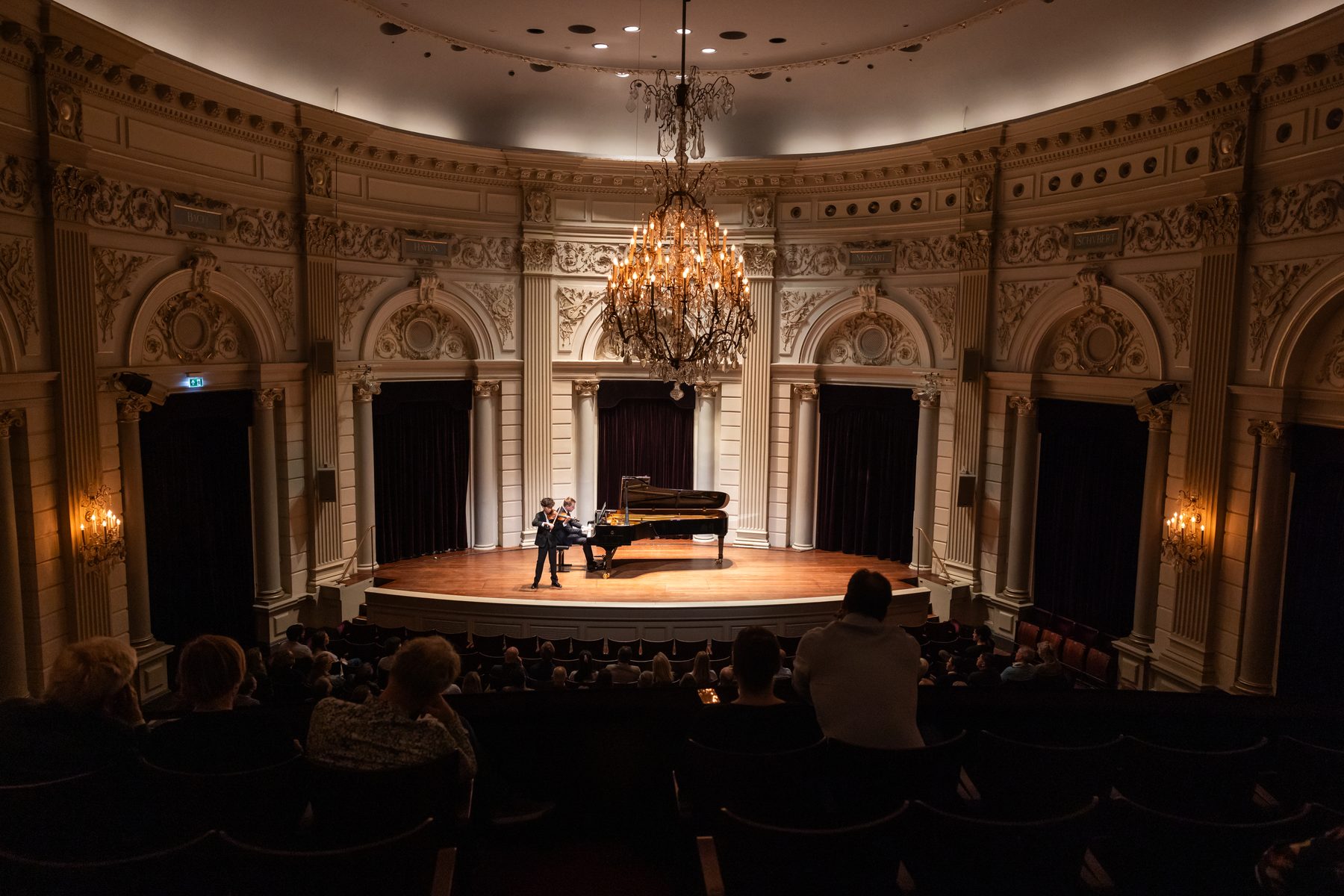 Jonge musicus tijdens een optreden bij de Experience Klassiek Academy