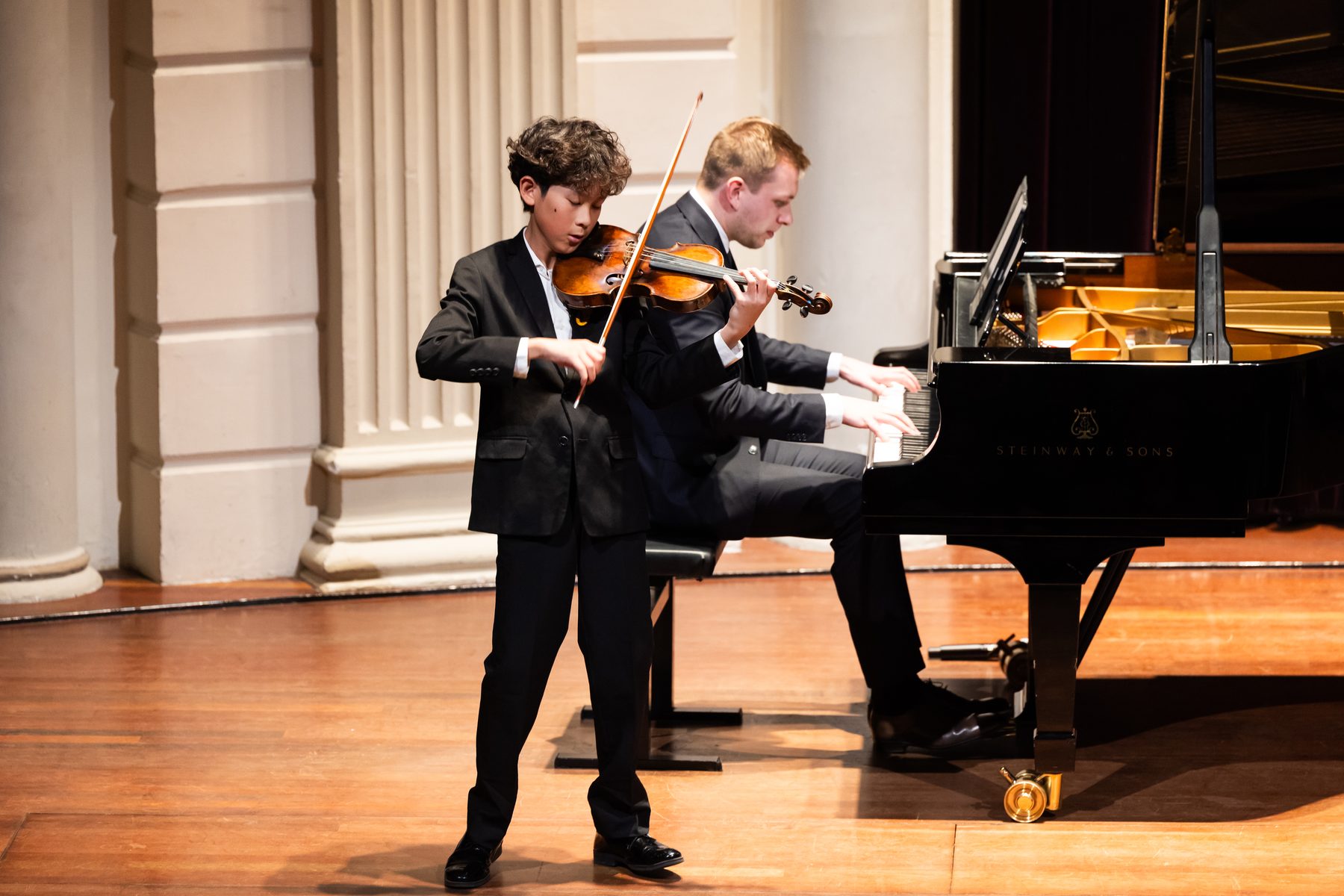 Jonge musicus tijdens een optreden bij de Experience Klassiek Academy