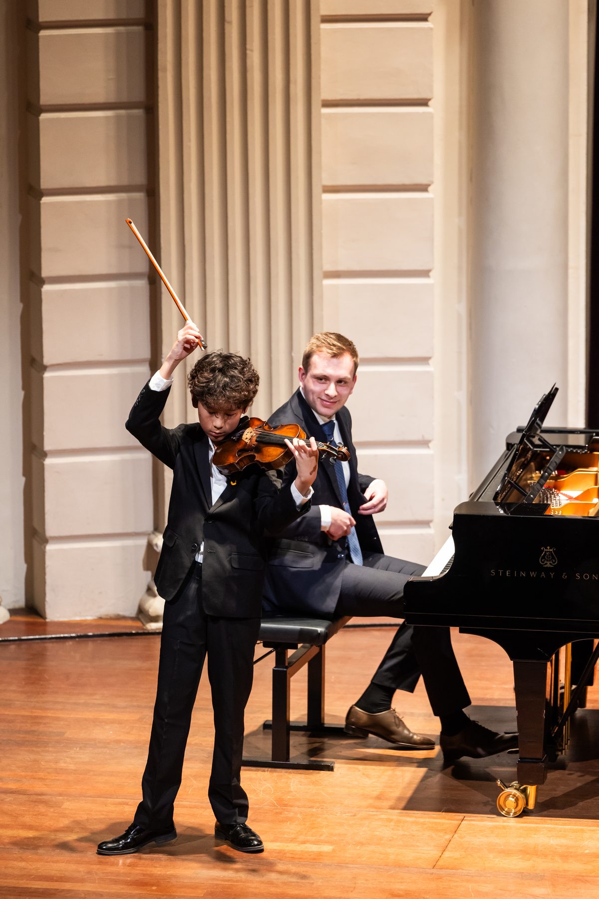 Jonge musicus tijdens een optreden bij de Experience Klassiek Academy