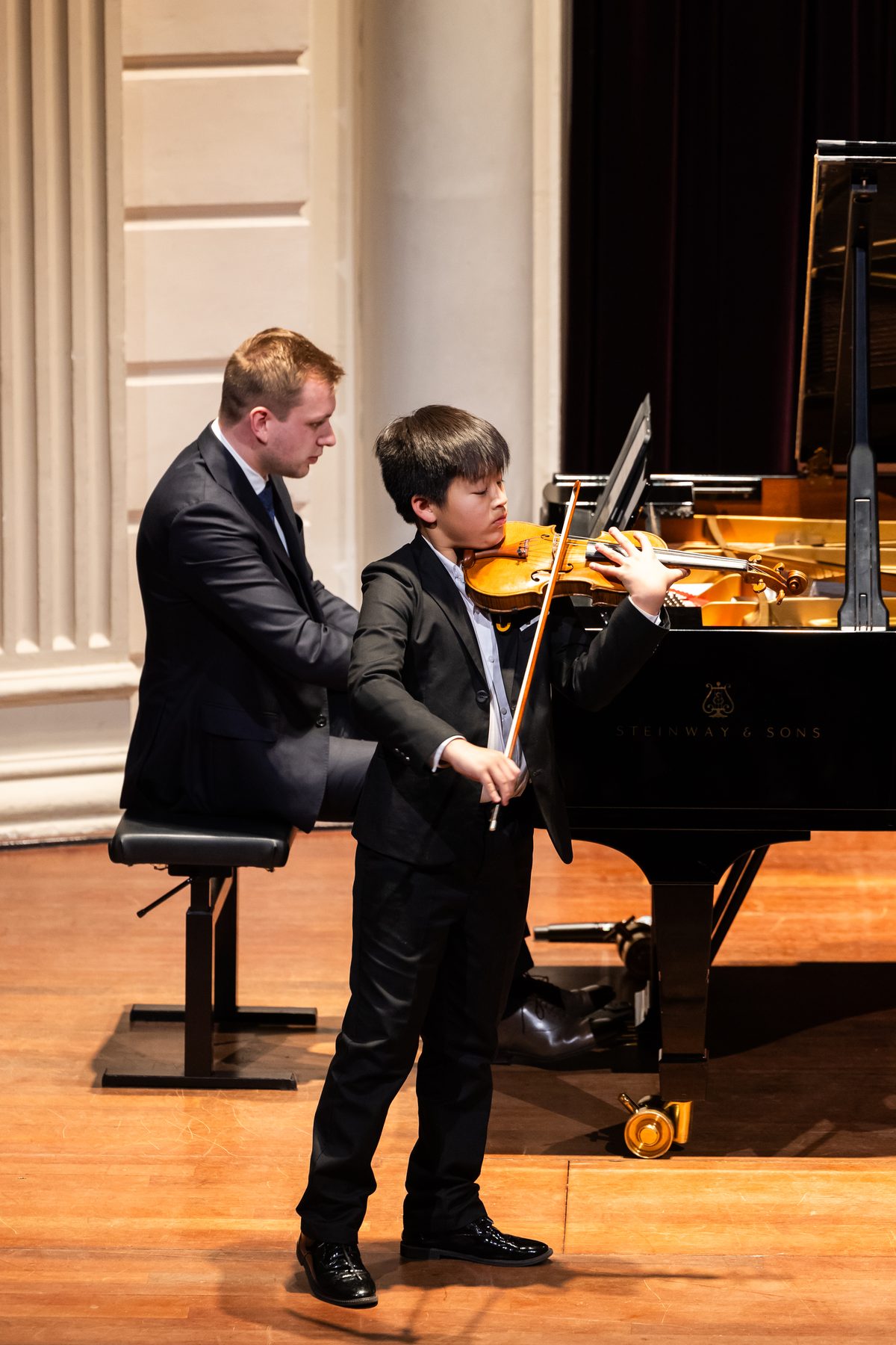 Jonge musicus tijdens een optreden bij de Experience Klassiek Academy